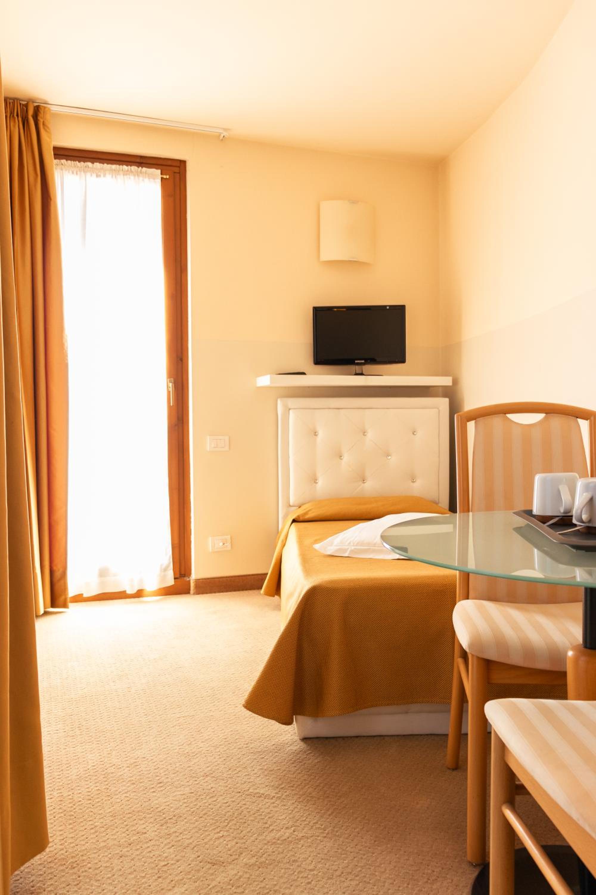 Triple Room with Terrace and Partial Lake View