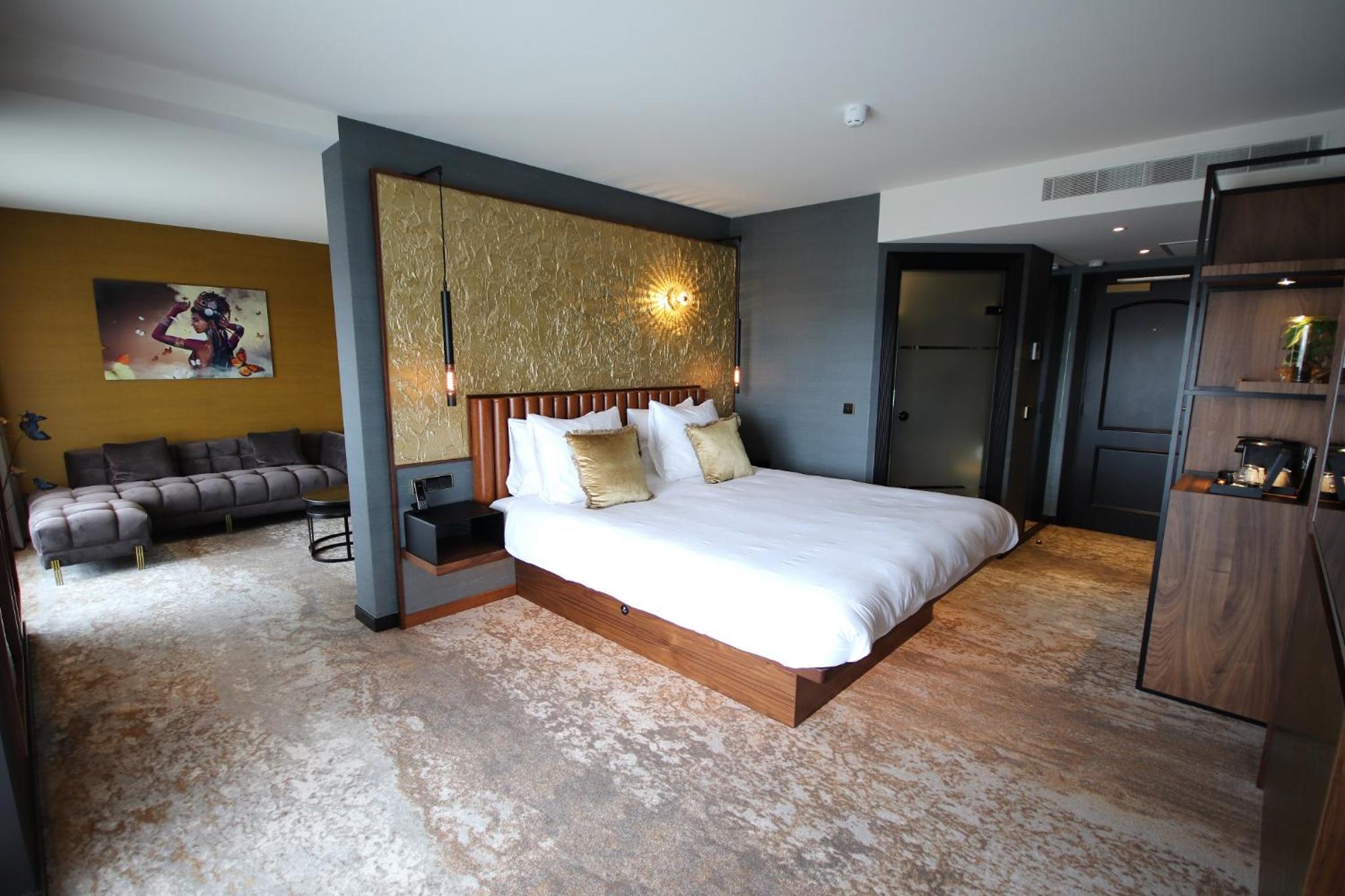 Dutch King Junior Suite with Balcony