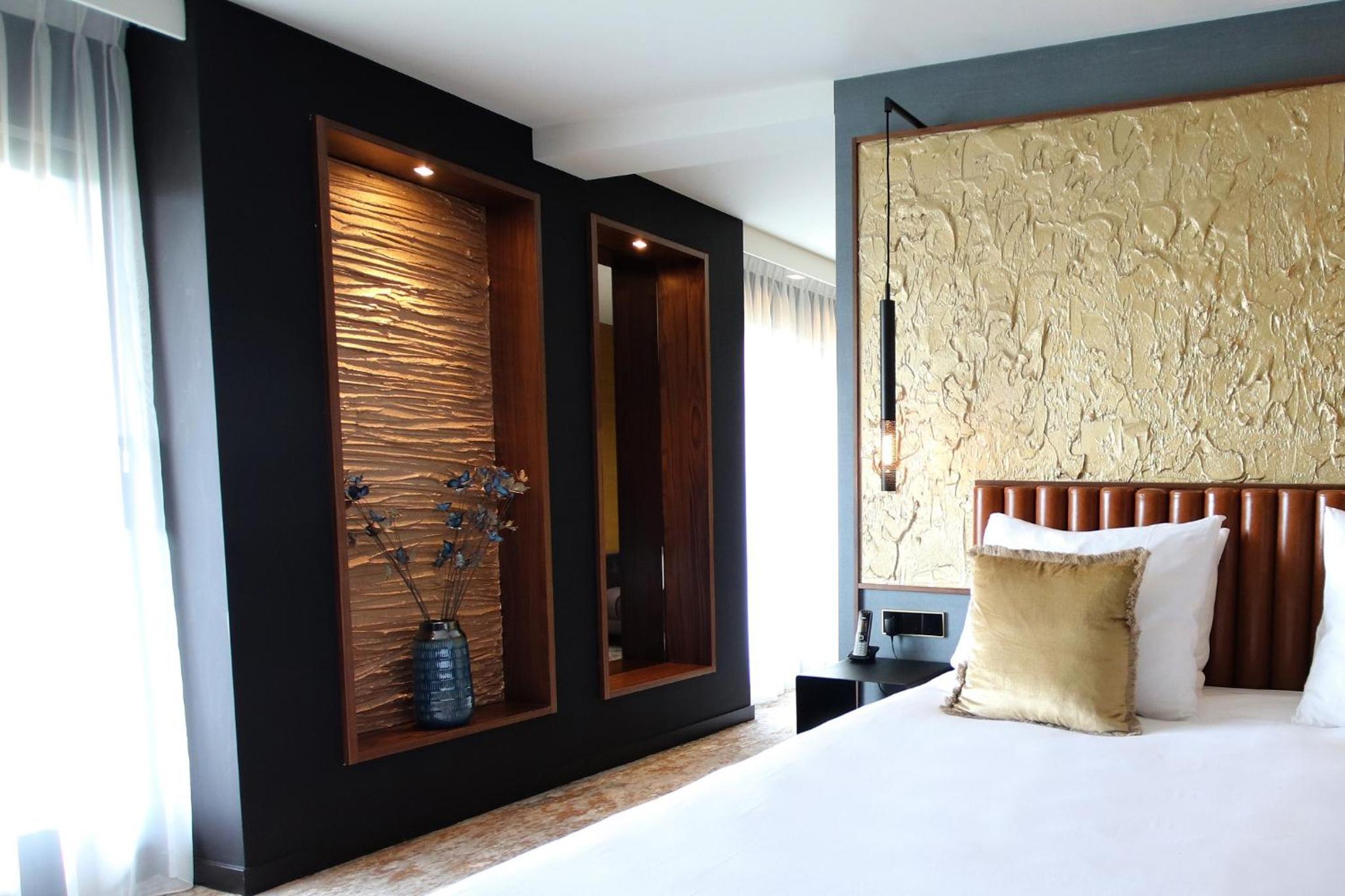 Dutch King Junior Suite with Balcony
