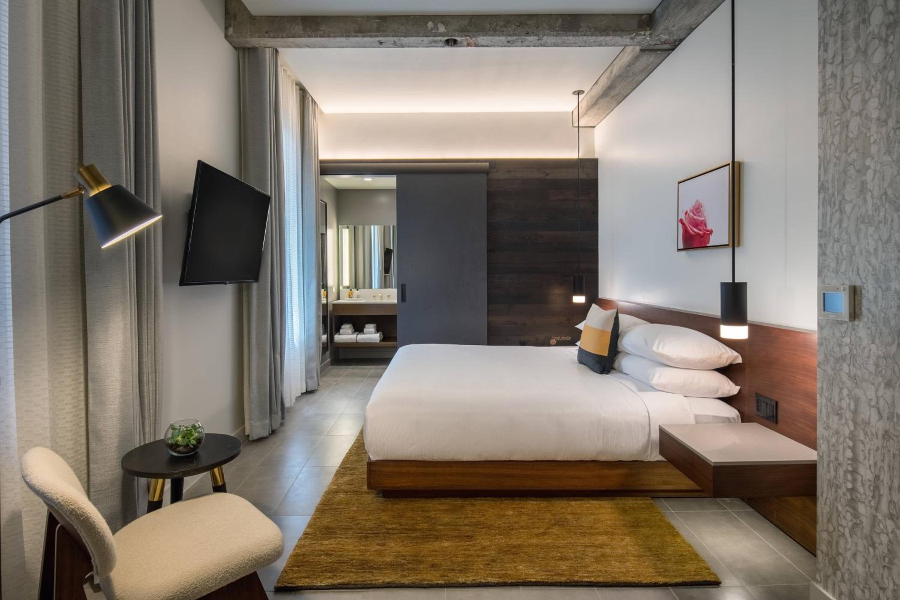 Cozy, Guest room, 1 King (Mobility &amp; Hearing Accessible w/ Roll-in Shower)