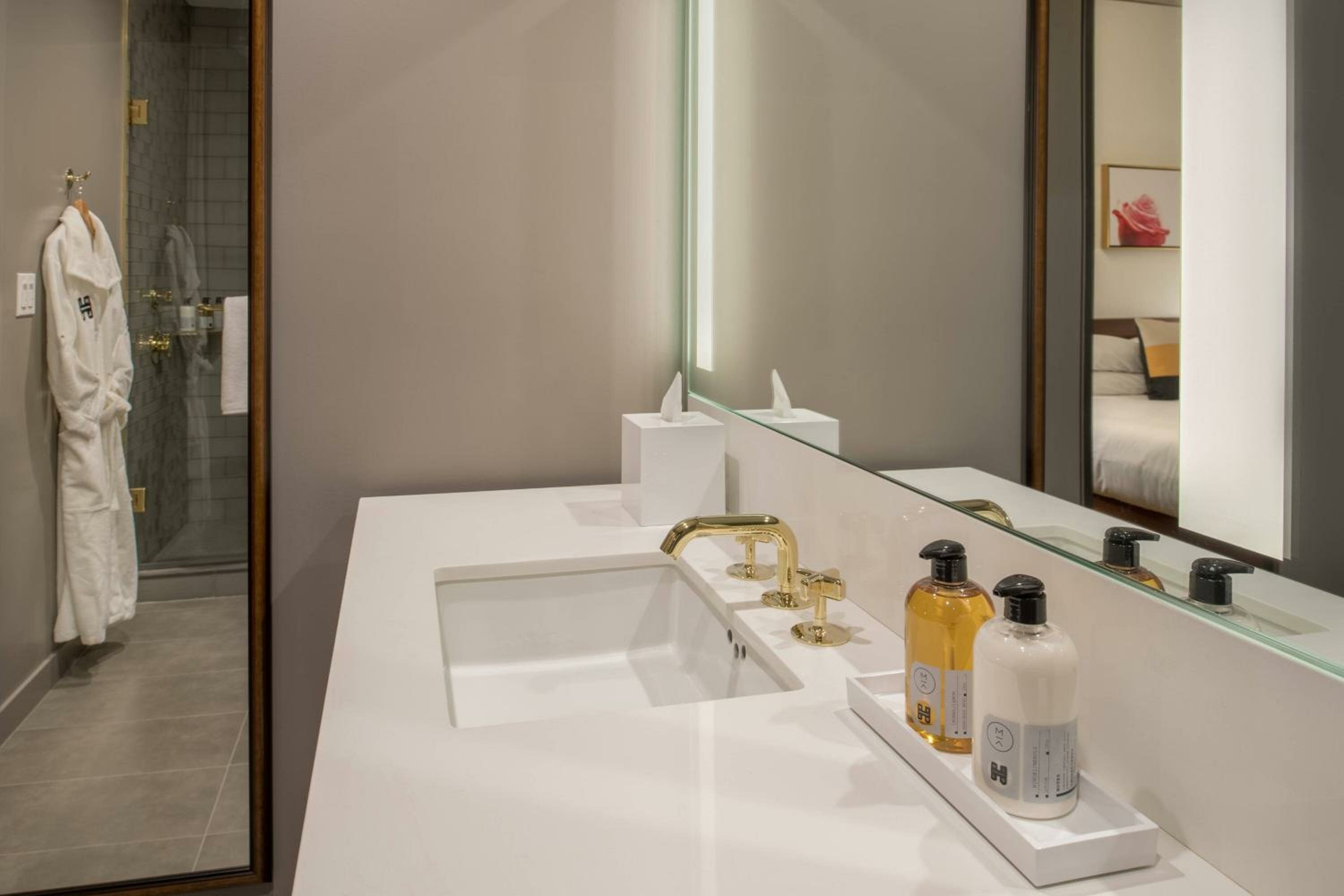 Corner Junior King Suite with City View