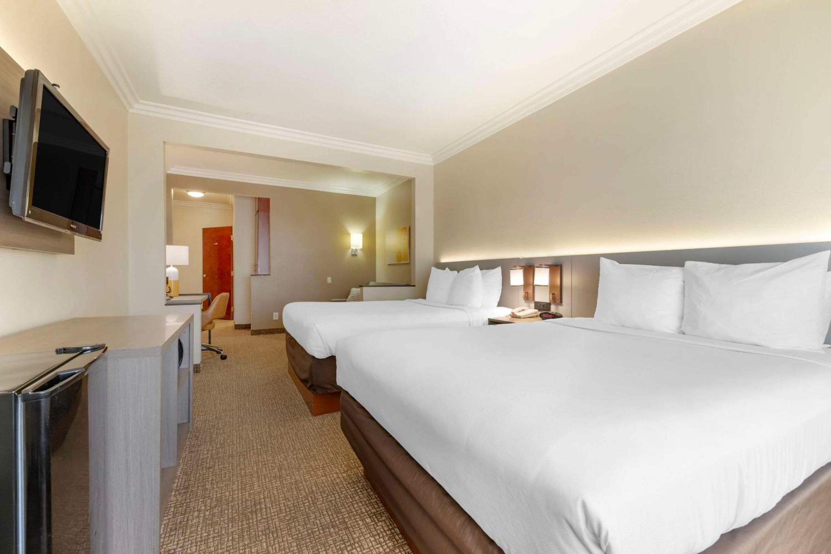 Accessible Junior Suite, 2 Queen Beds, Sofa Bed, Roll-In Shower, Non Smoking