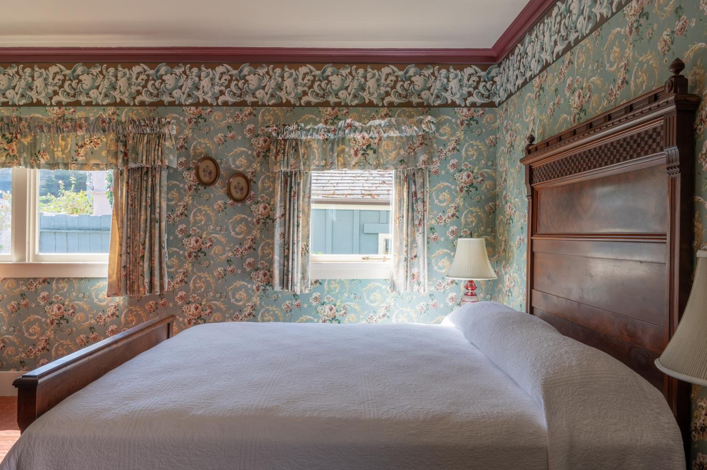 King Room with Fireplace and Garden View 