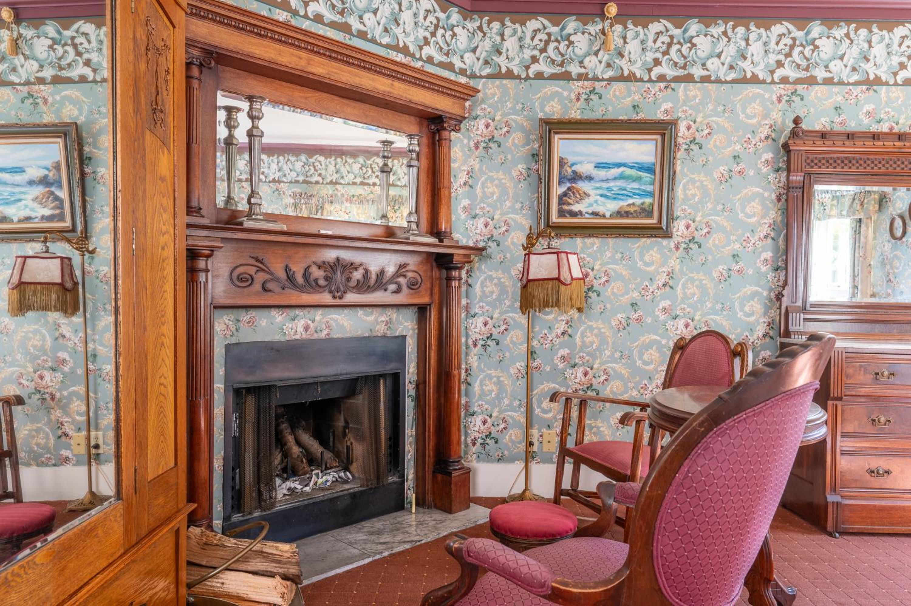 King Room with Fireplace and Garden View 