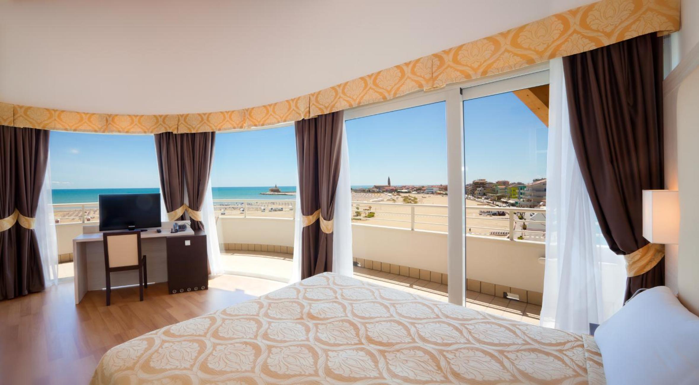 Deluxe Suite with Sea View