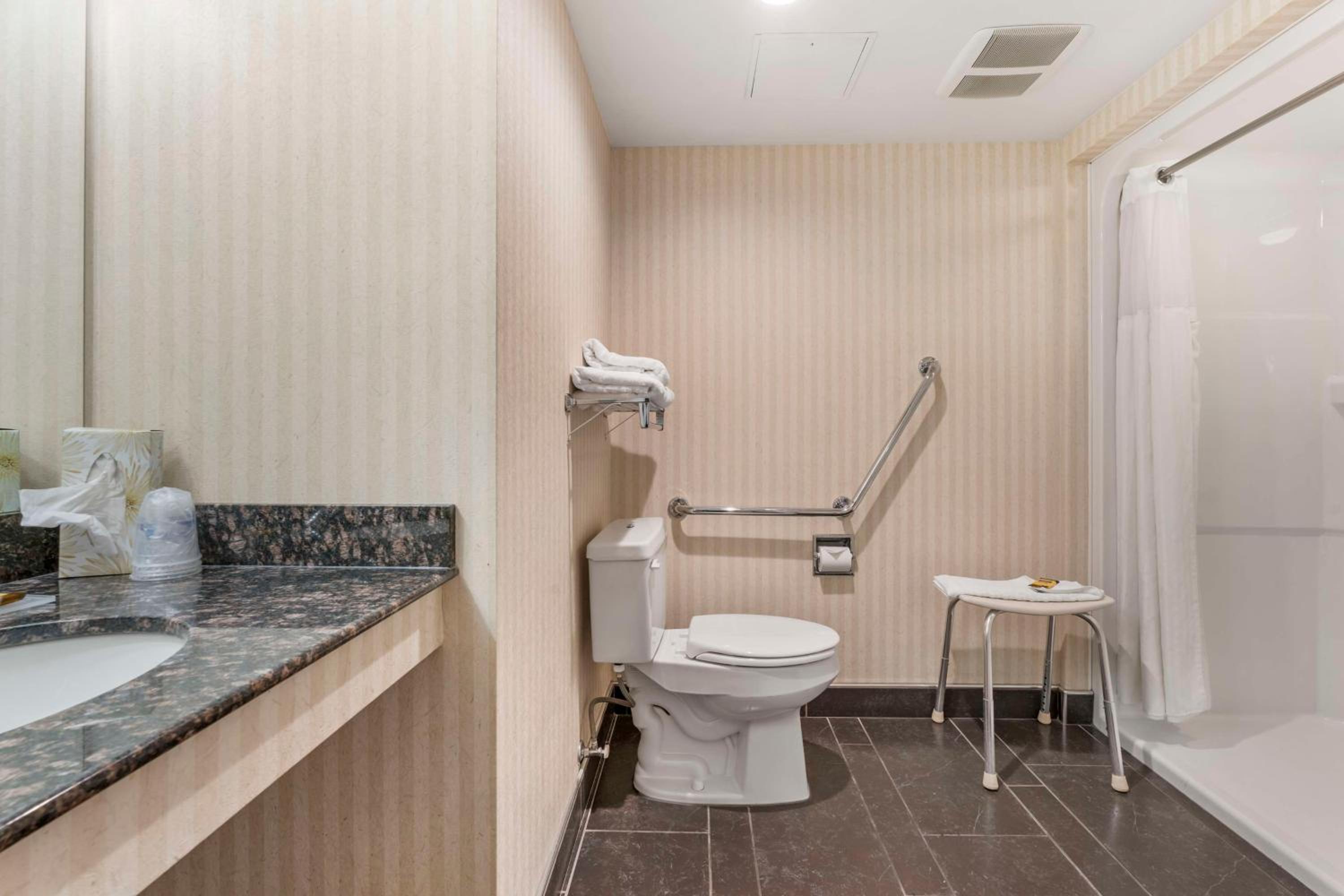 Queen Room - Disability Access/Non-Smoking