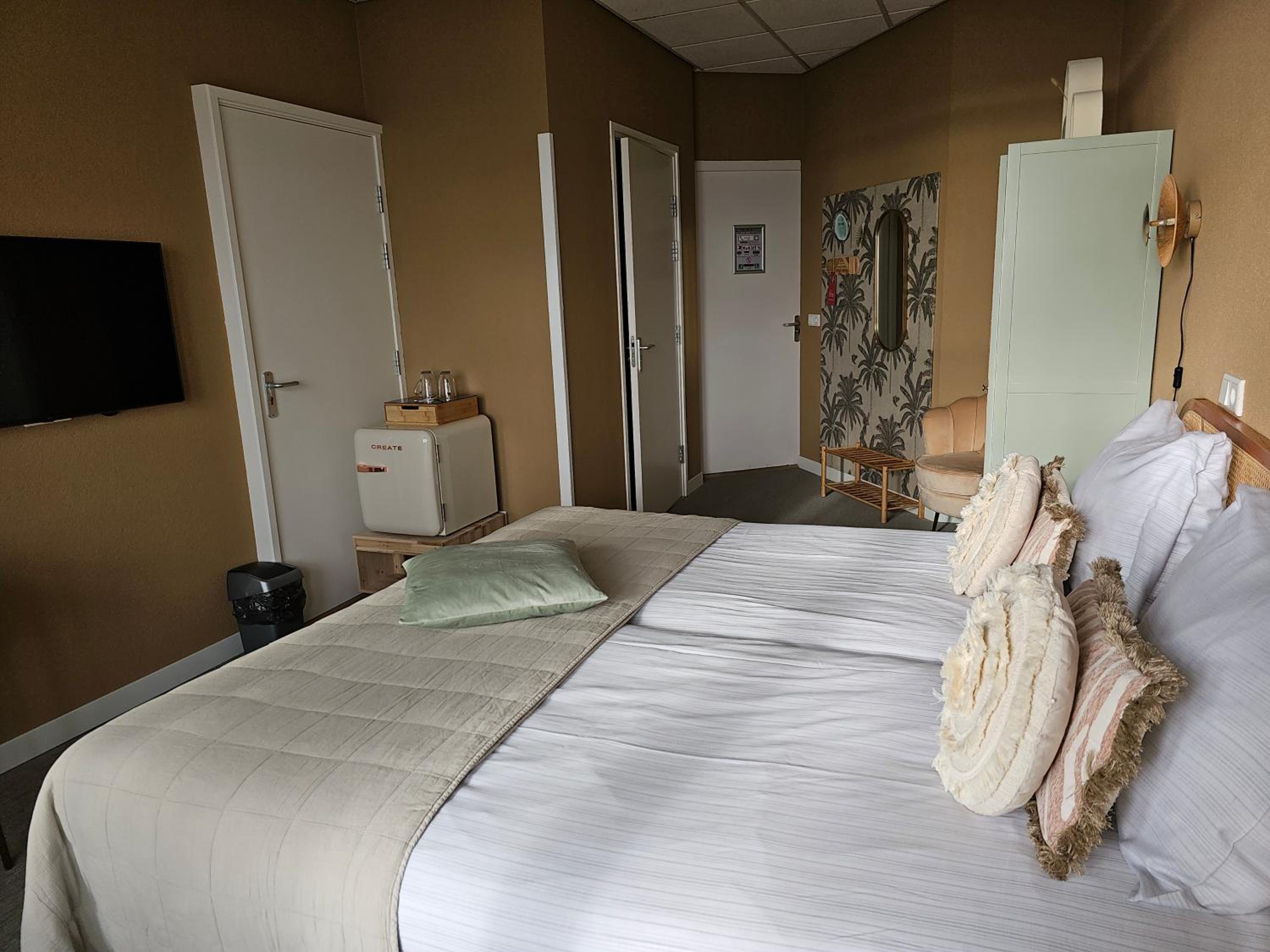 Deluxe Sea Side Loggia and Elevator Access Twin Room