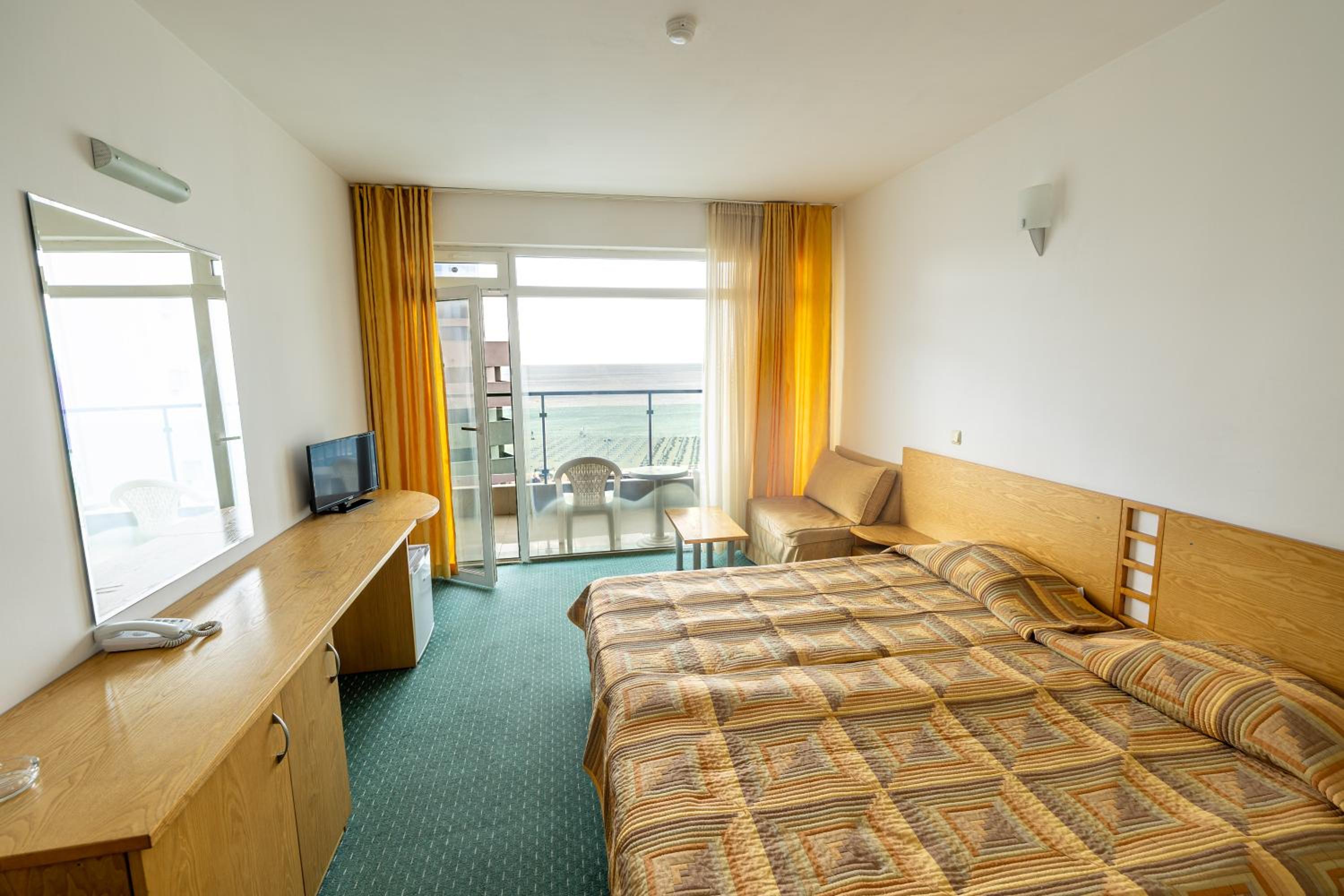 Superior Twin Room with Front Sea View