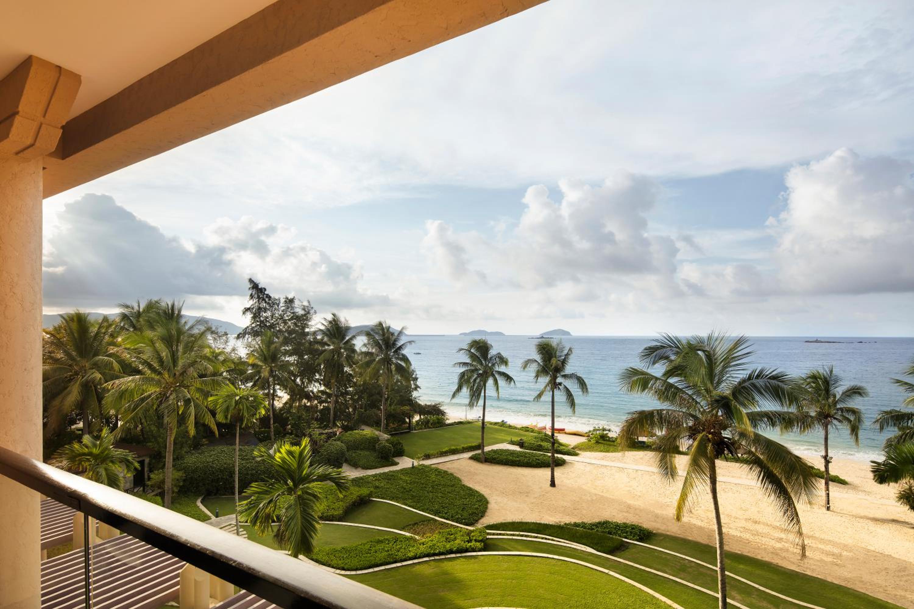 King Beach Front Room