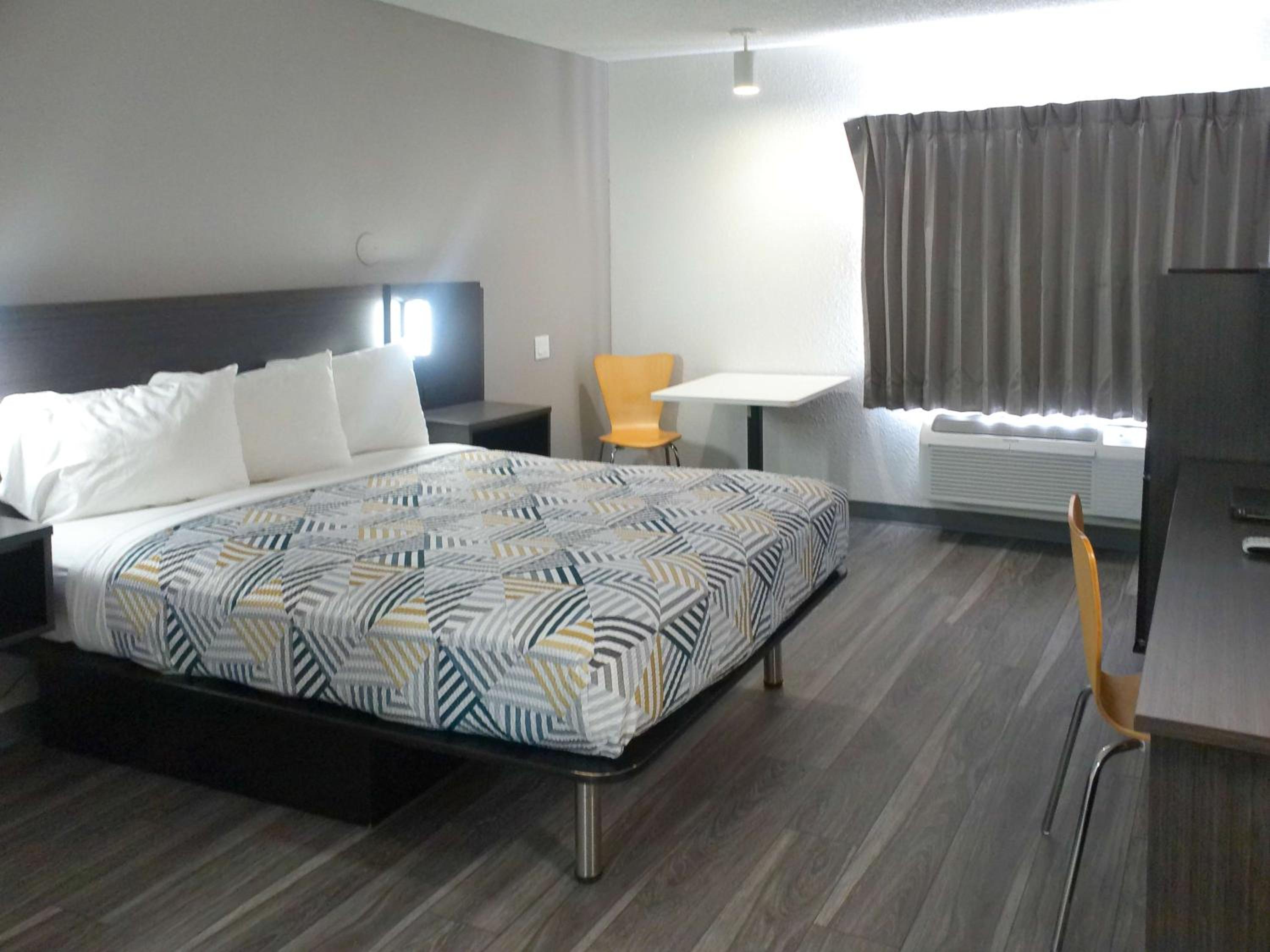 Queen Room - Disability Access - Non-Smoking