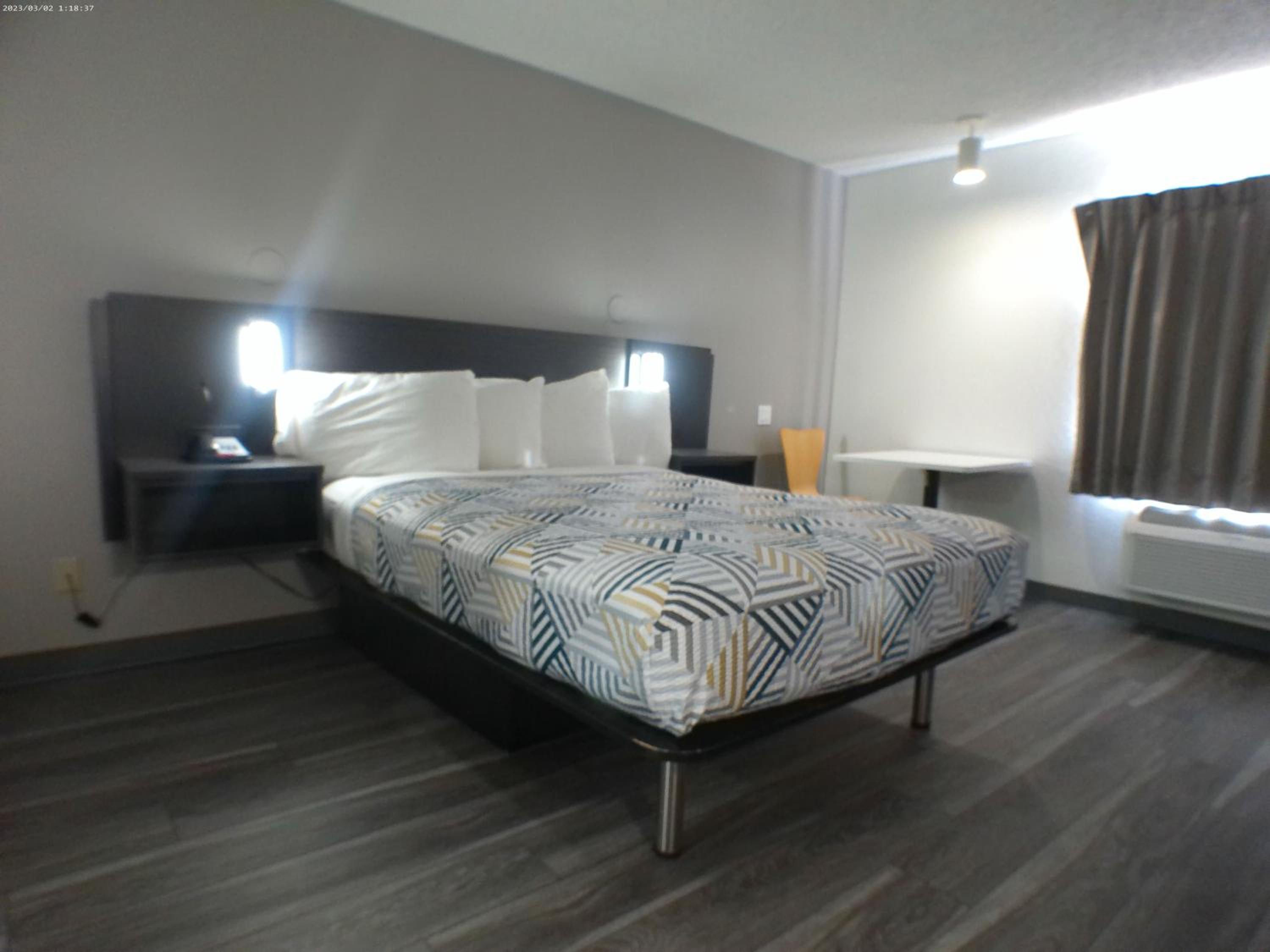 Queen Room - Disability Access - Non-Smoking