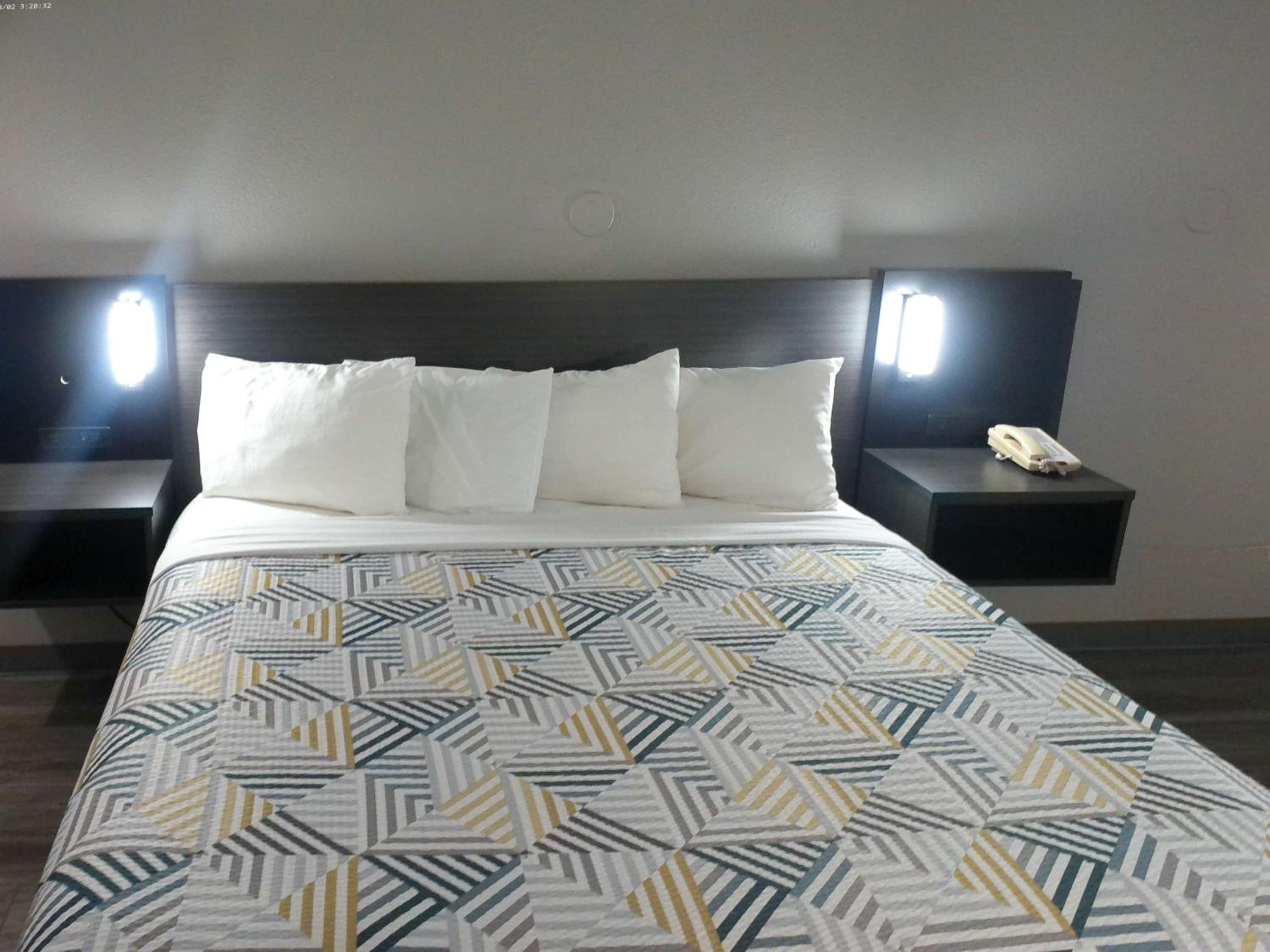 Queen Room - Disability Access - Non-Smoking