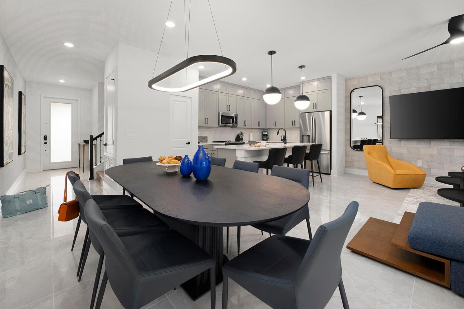 4 Bedroom Townhome with Private Pool & Kitchen