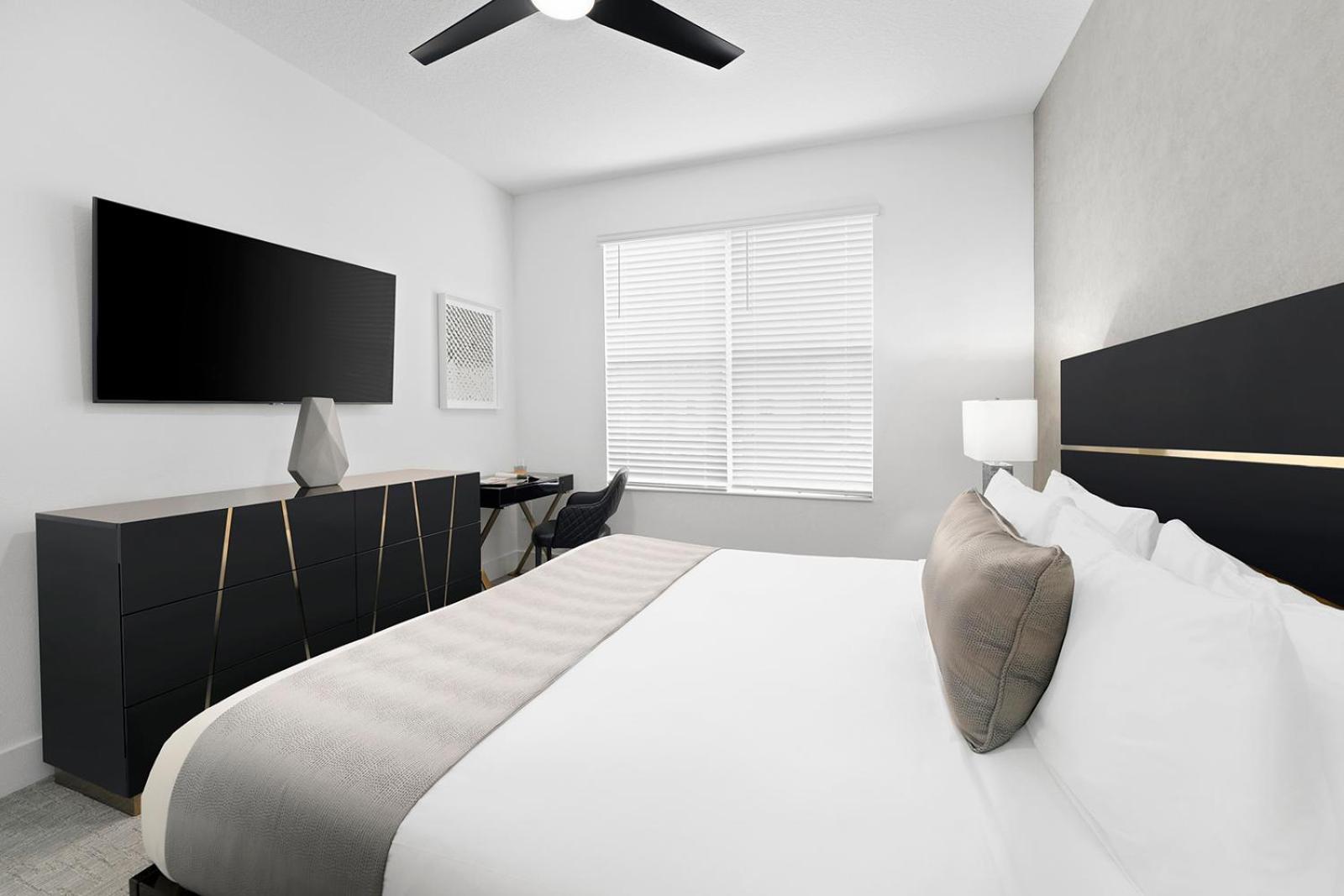 4 Bedroom Townhome with Private Pool & Kitchen