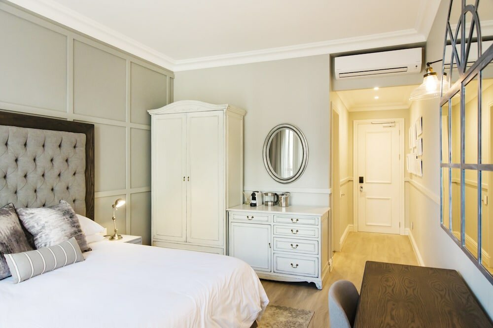 Deluxe Room, Courtyard View (UPPER LEVEL COURTYARD ROOM WITH BATH)