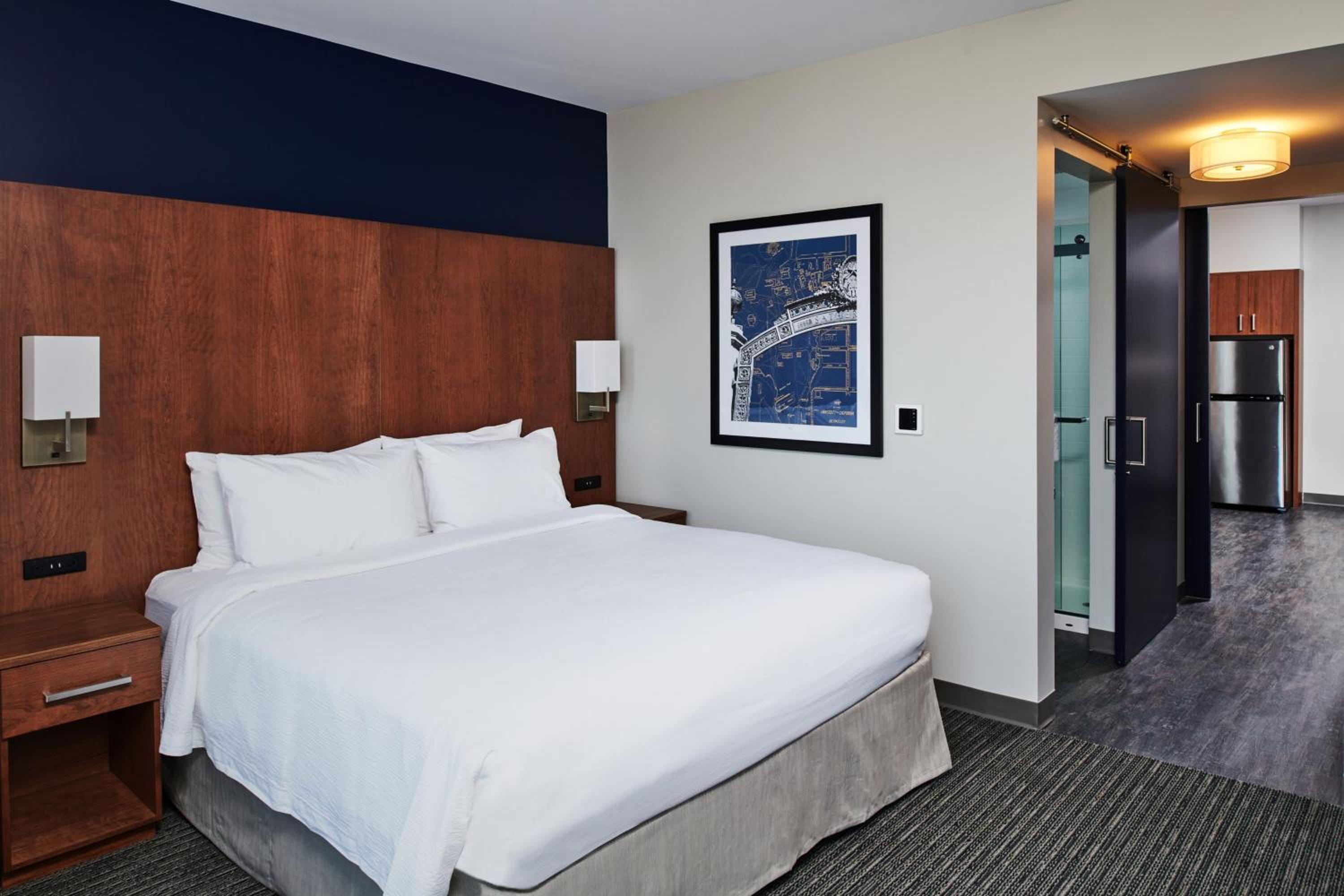 1 Bedroom Suite with 1 King Bed, Sofa bed, City View