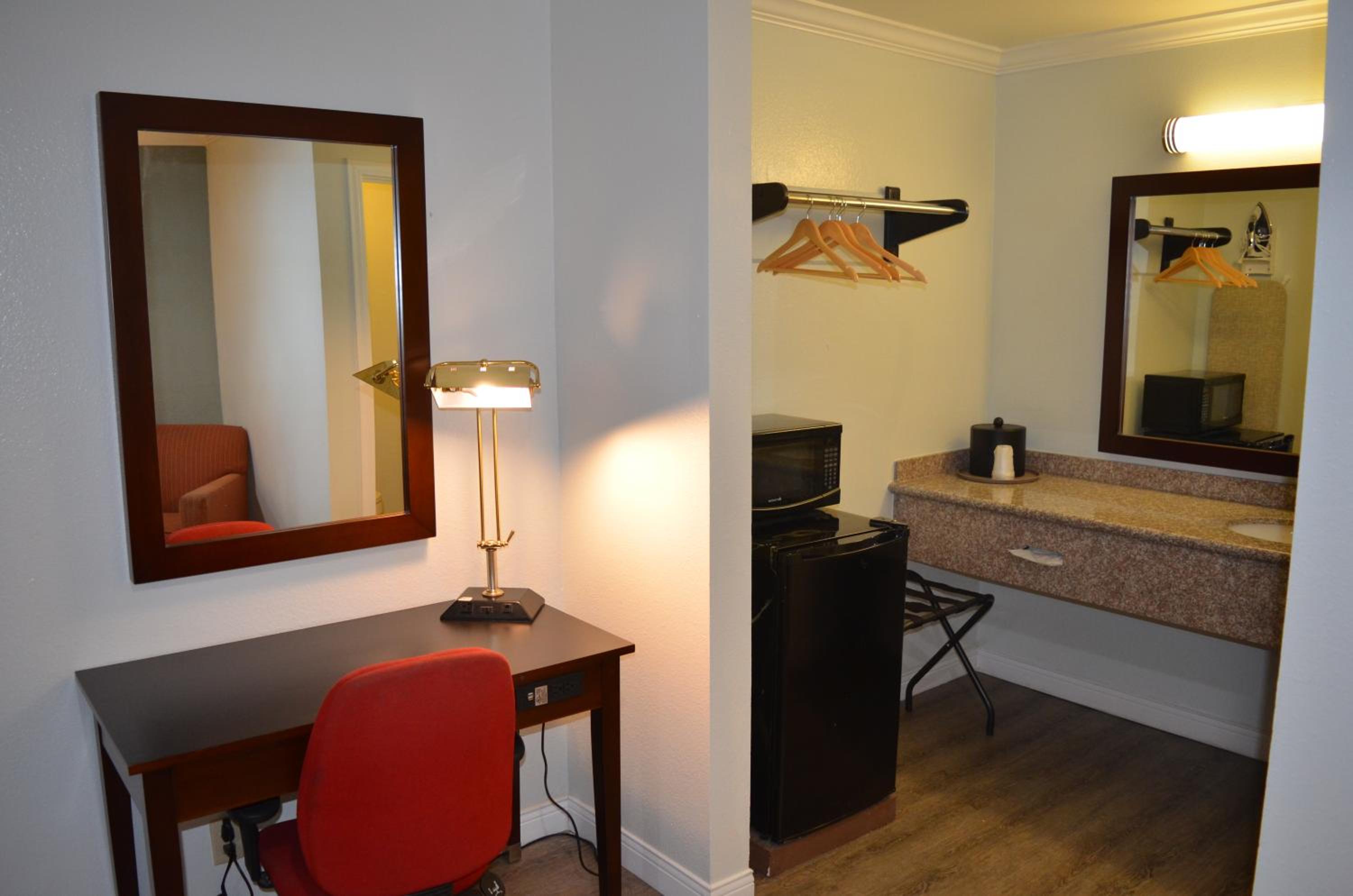 King Room (Non-Smoking)