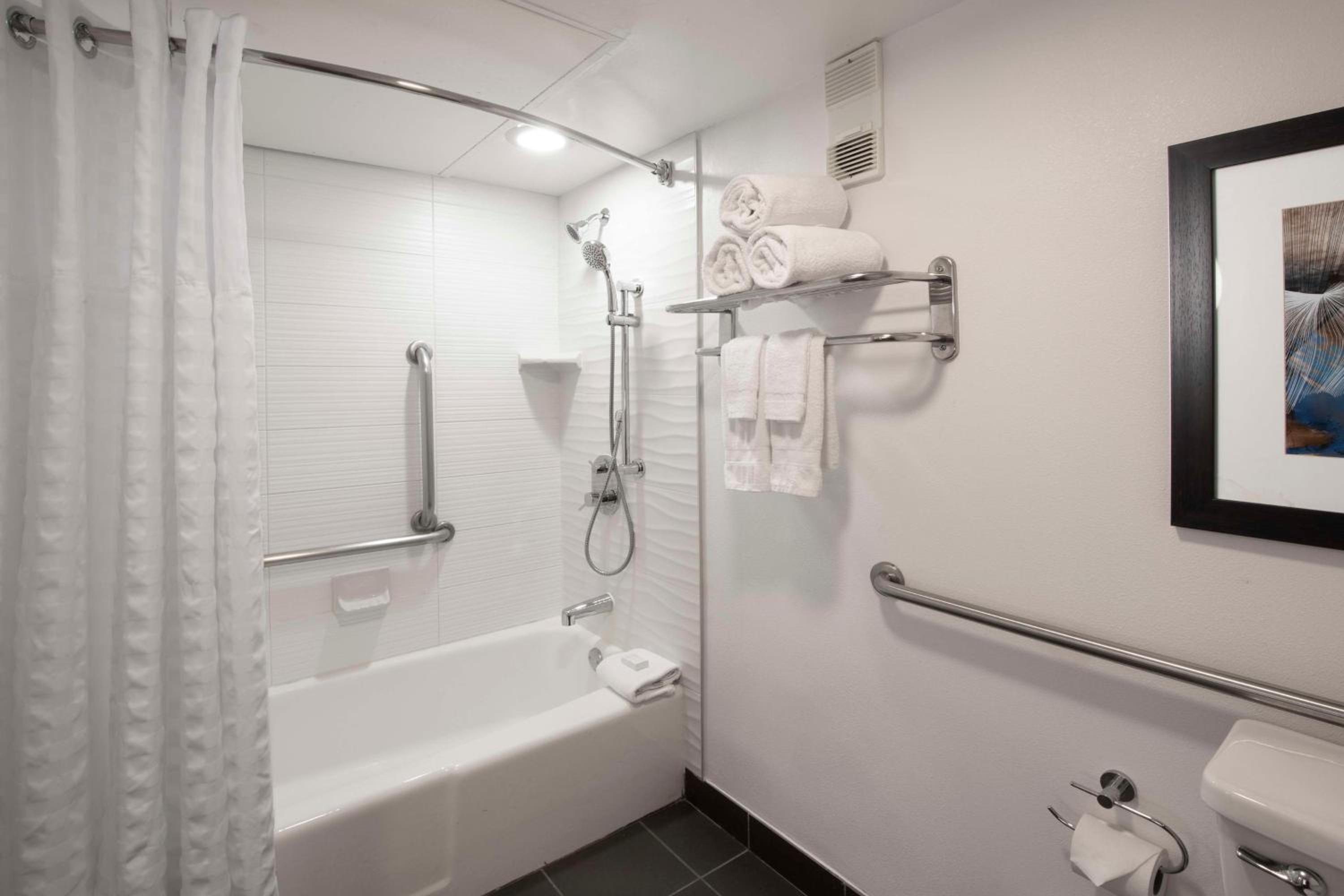 King Suite with Bath Tub - Mobility Access