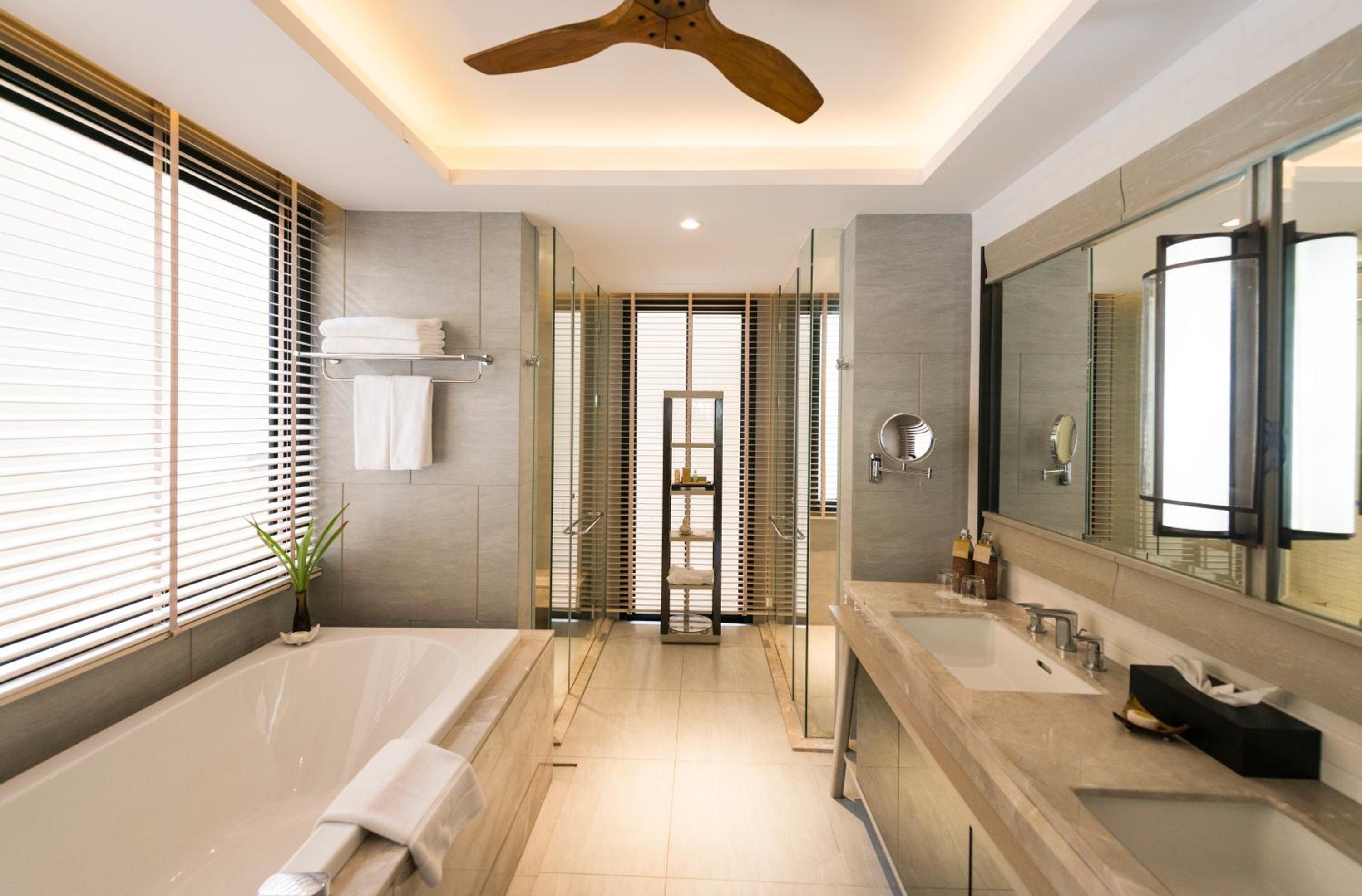 Grand Garden Pavilion King Room - Free Airport Shuttle