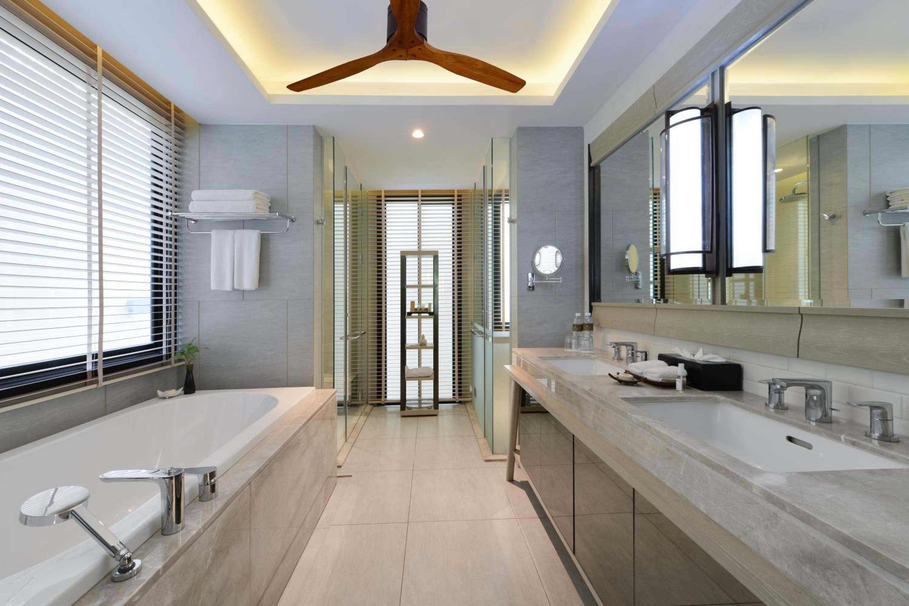 Grand Garden Pavilion King Room - Free Airport Shuttle