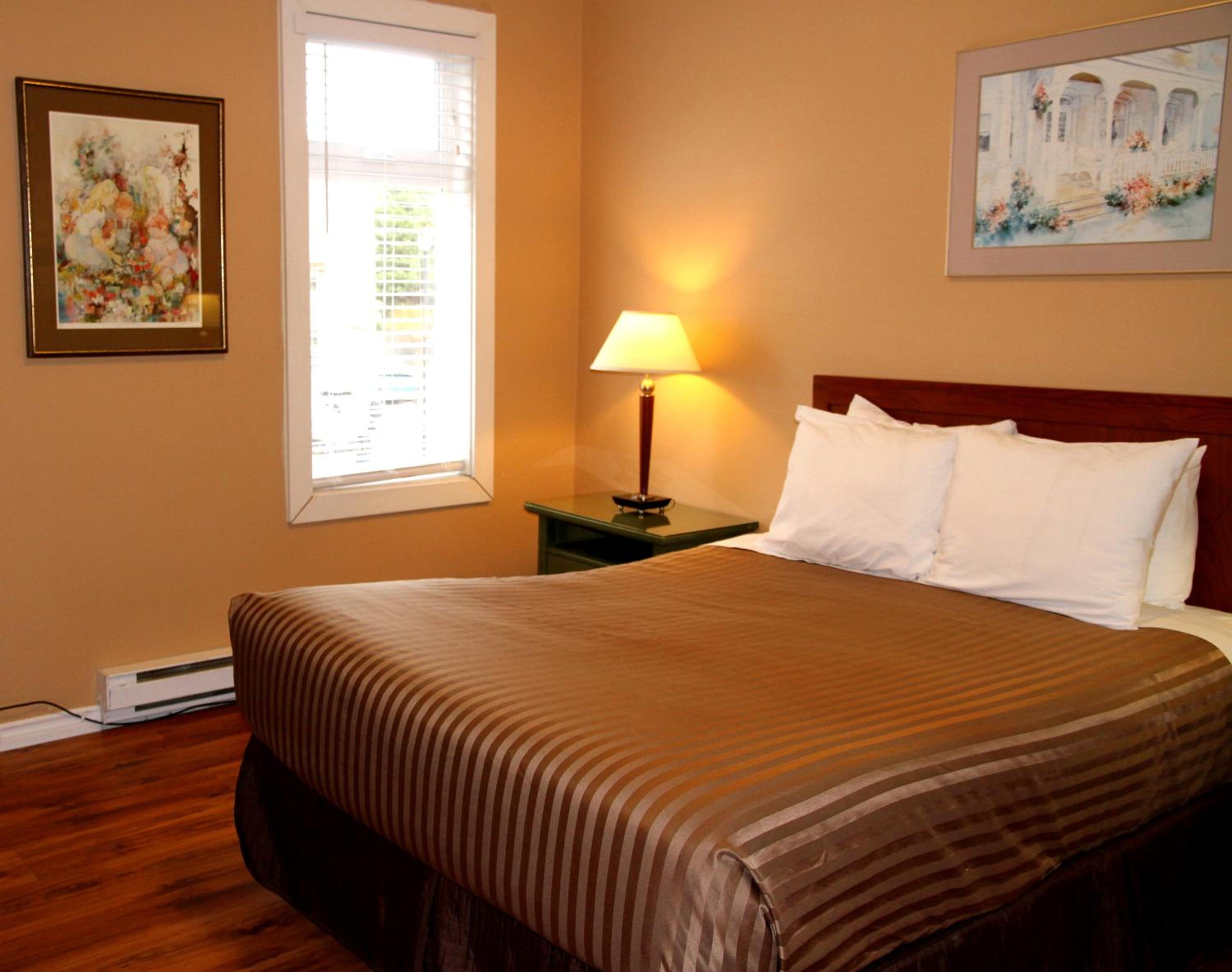 Queen Room - Above Restaurant - Noisy