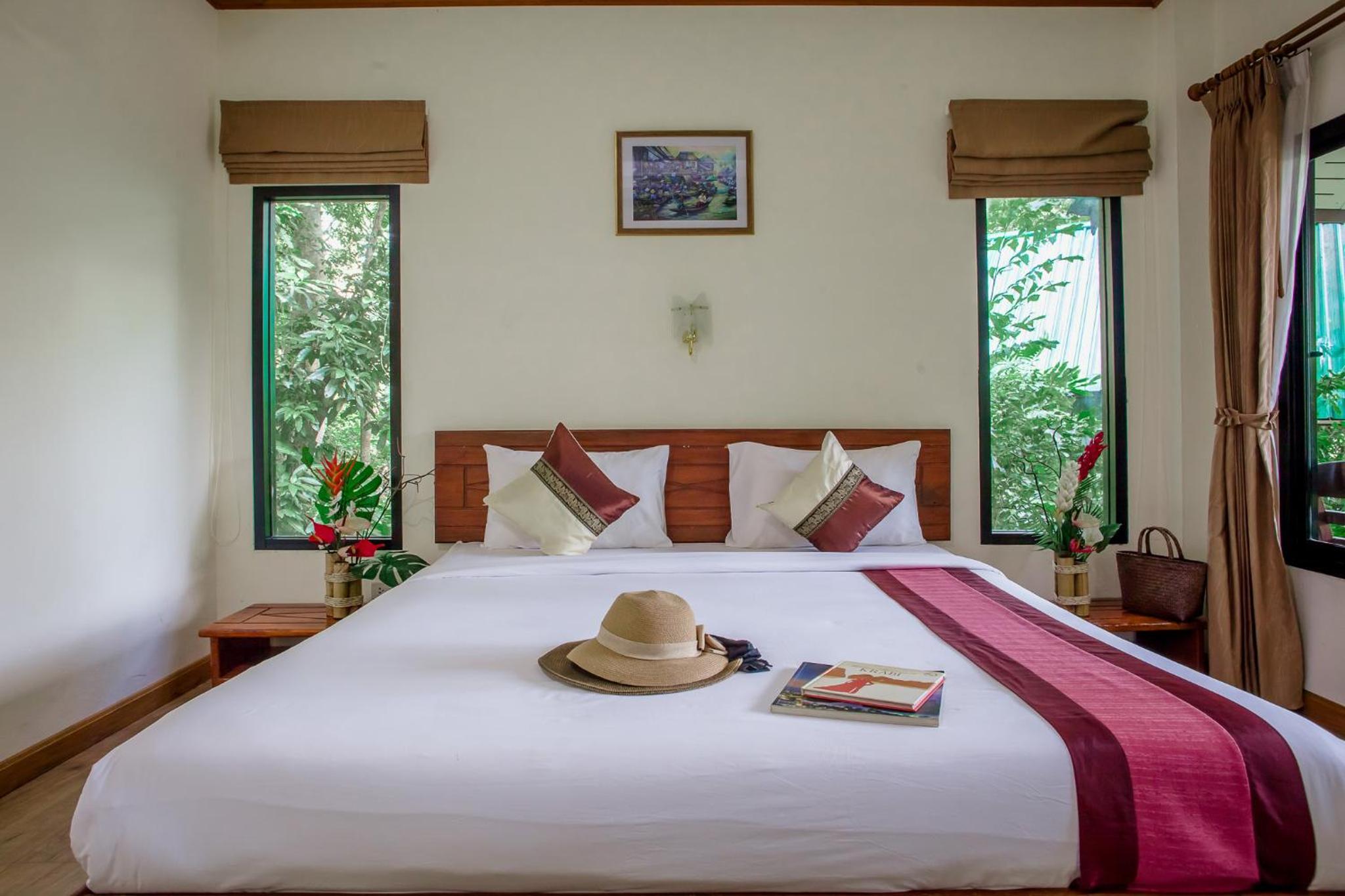 Bungalow with Pool View