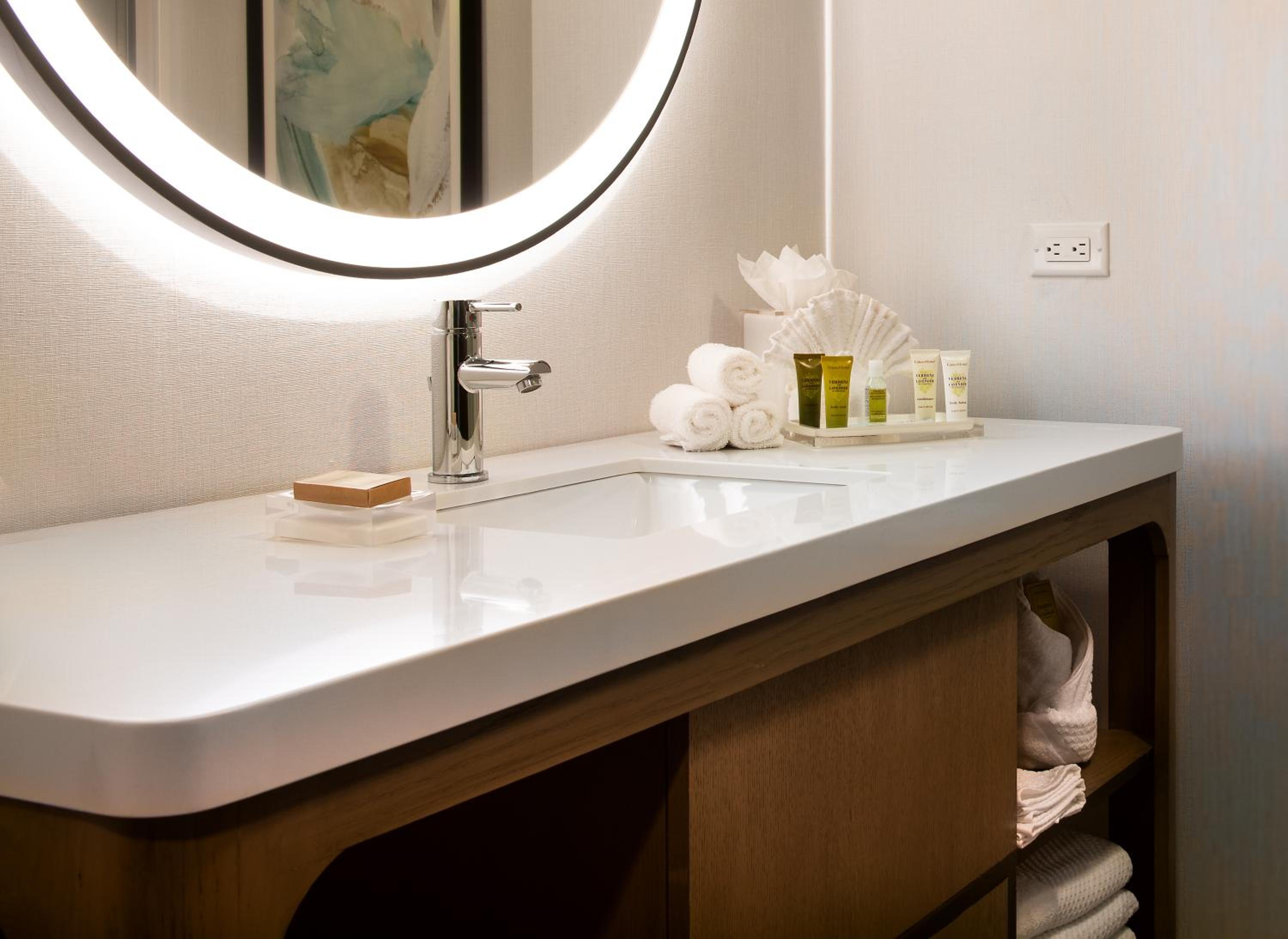 King Room with Roll-In Shower - Mobility/Hearing Accessible
