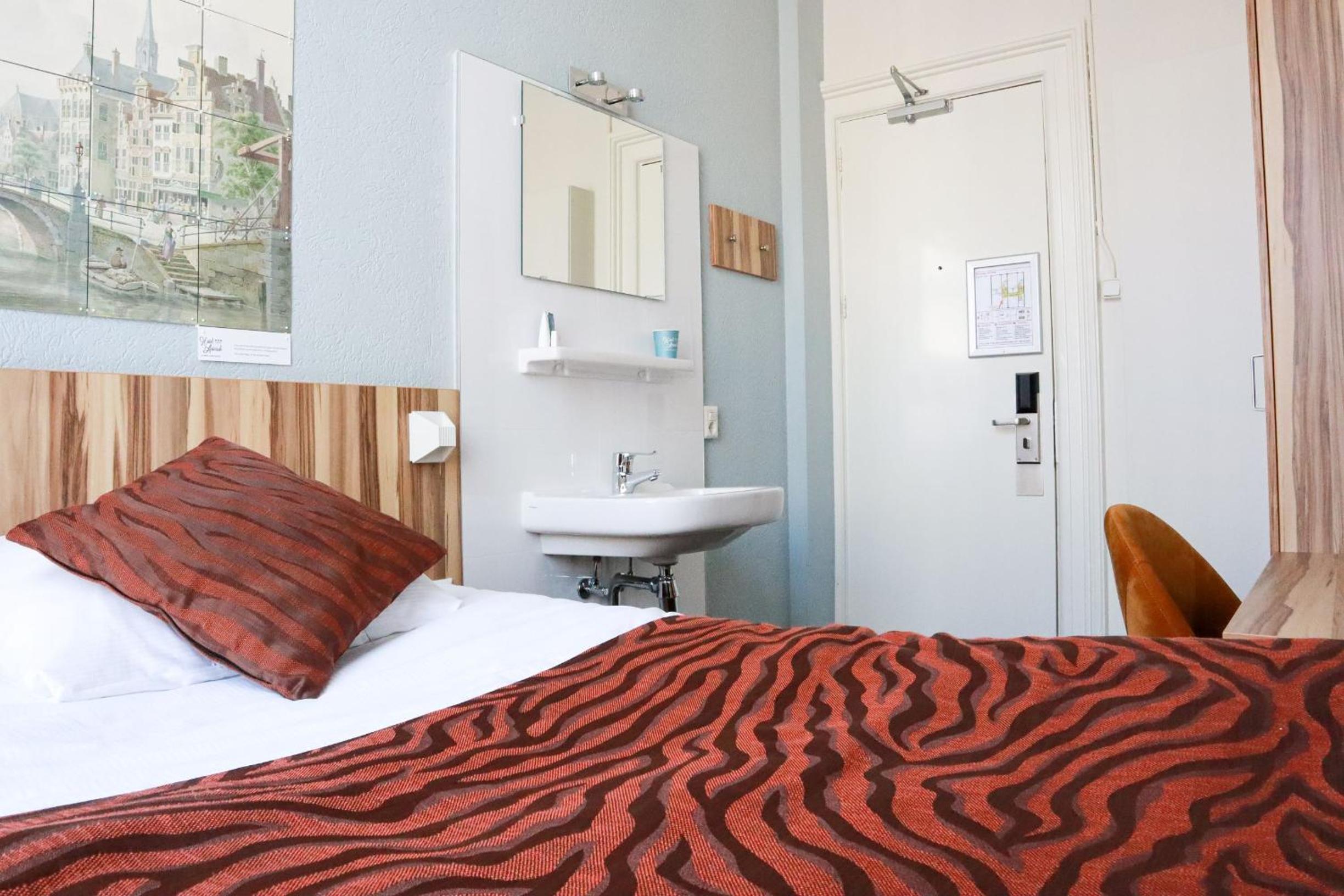 Budget Single Room with private bathroom in the hallway