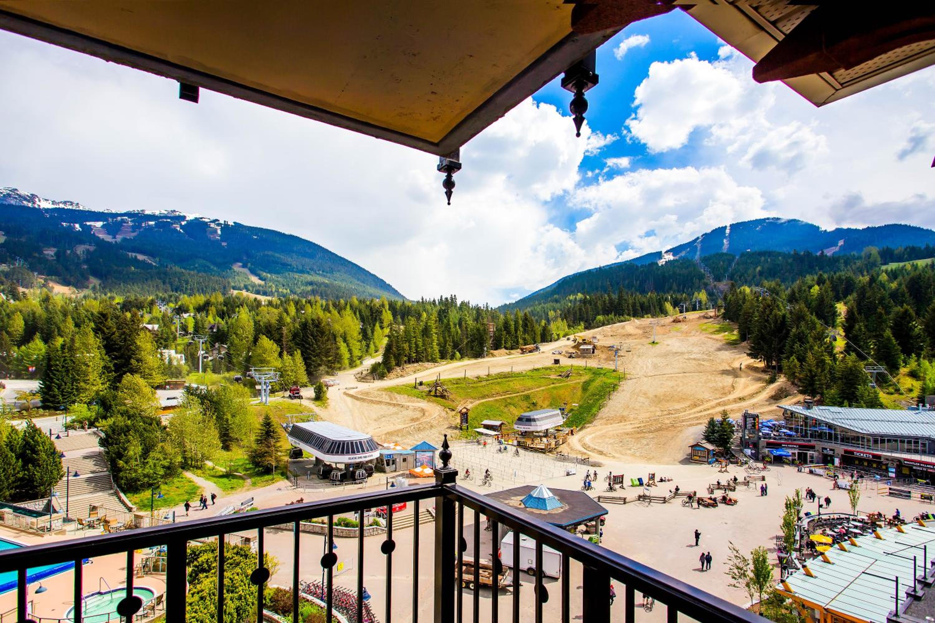 One-Bedroom Suite with Mountain View