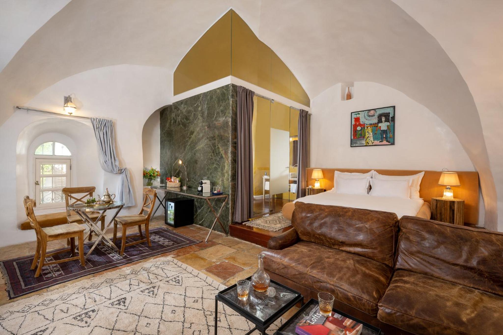 Luxury Suite with Bath