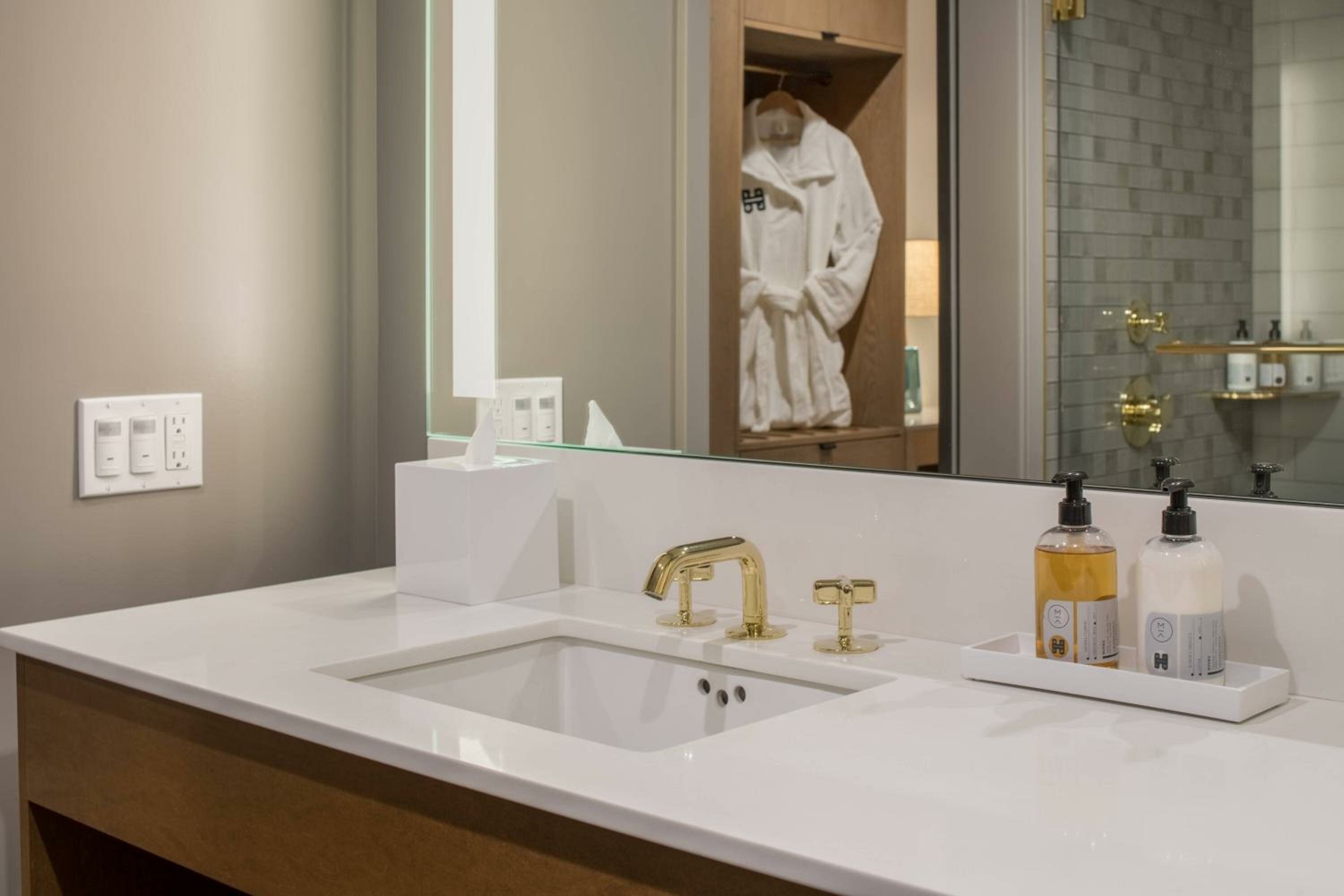 Deluxe King Room with City View