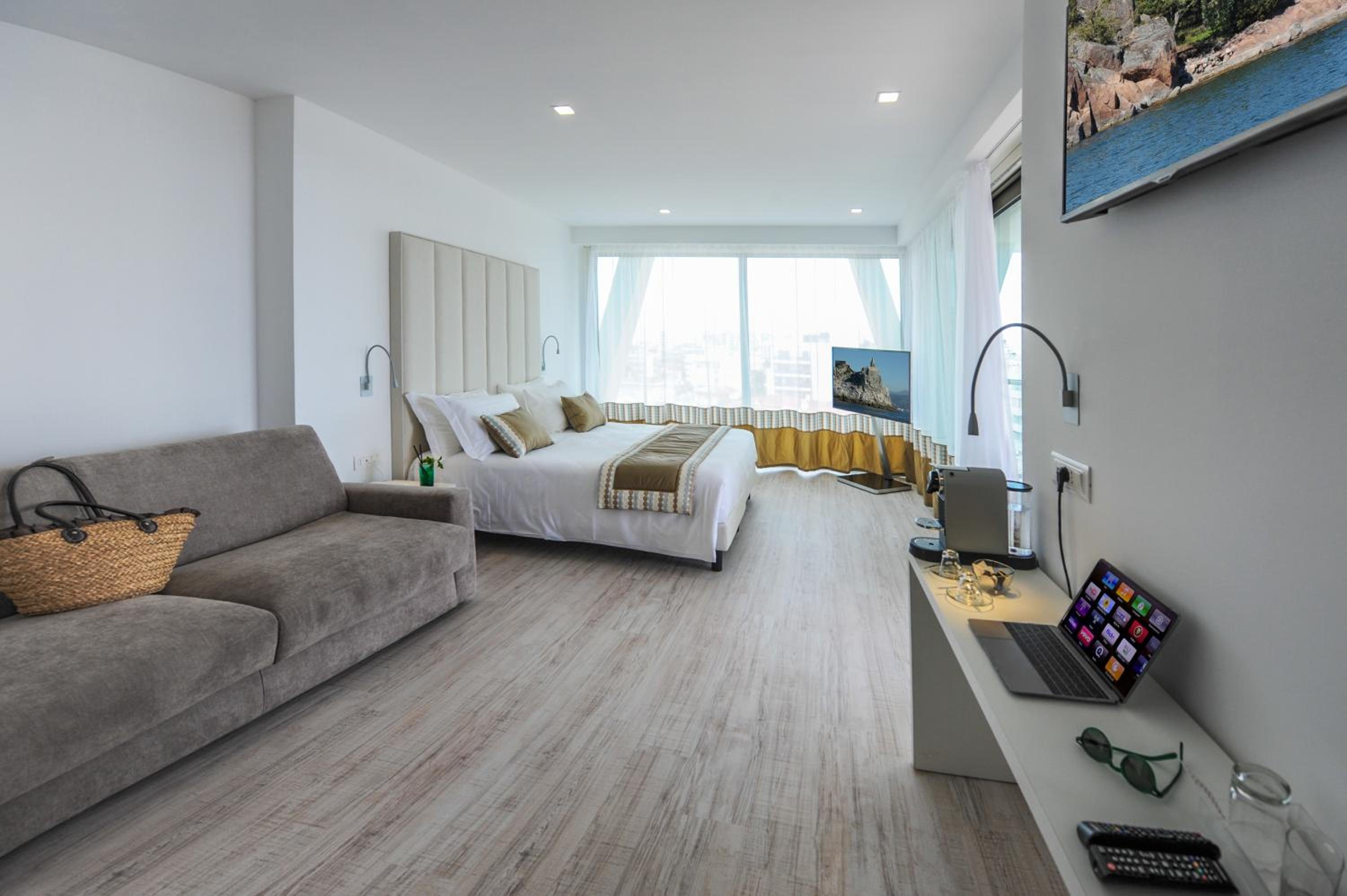 Deluxe Suite with Beach Access