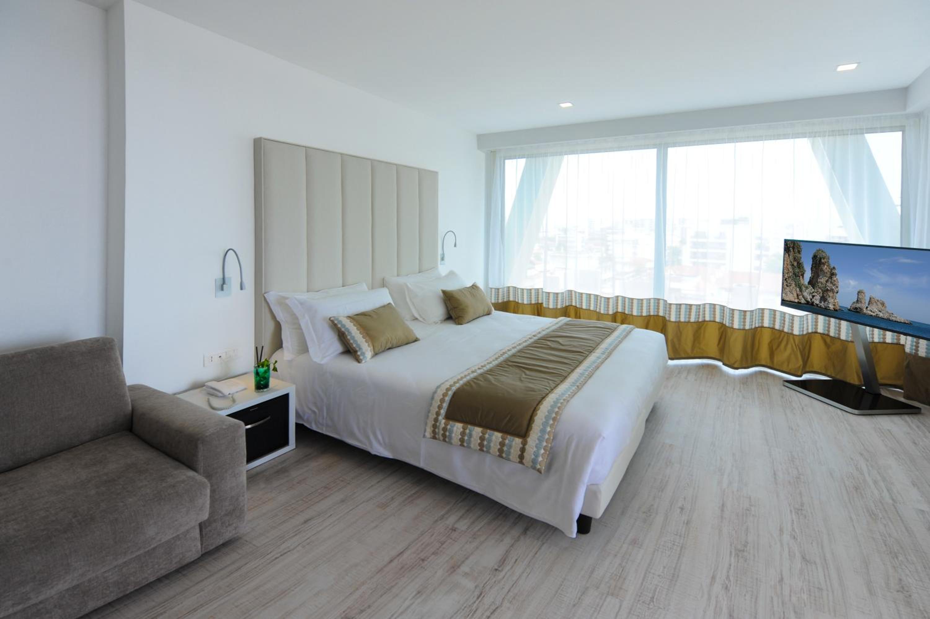 Deluxe Suite with Beach Access