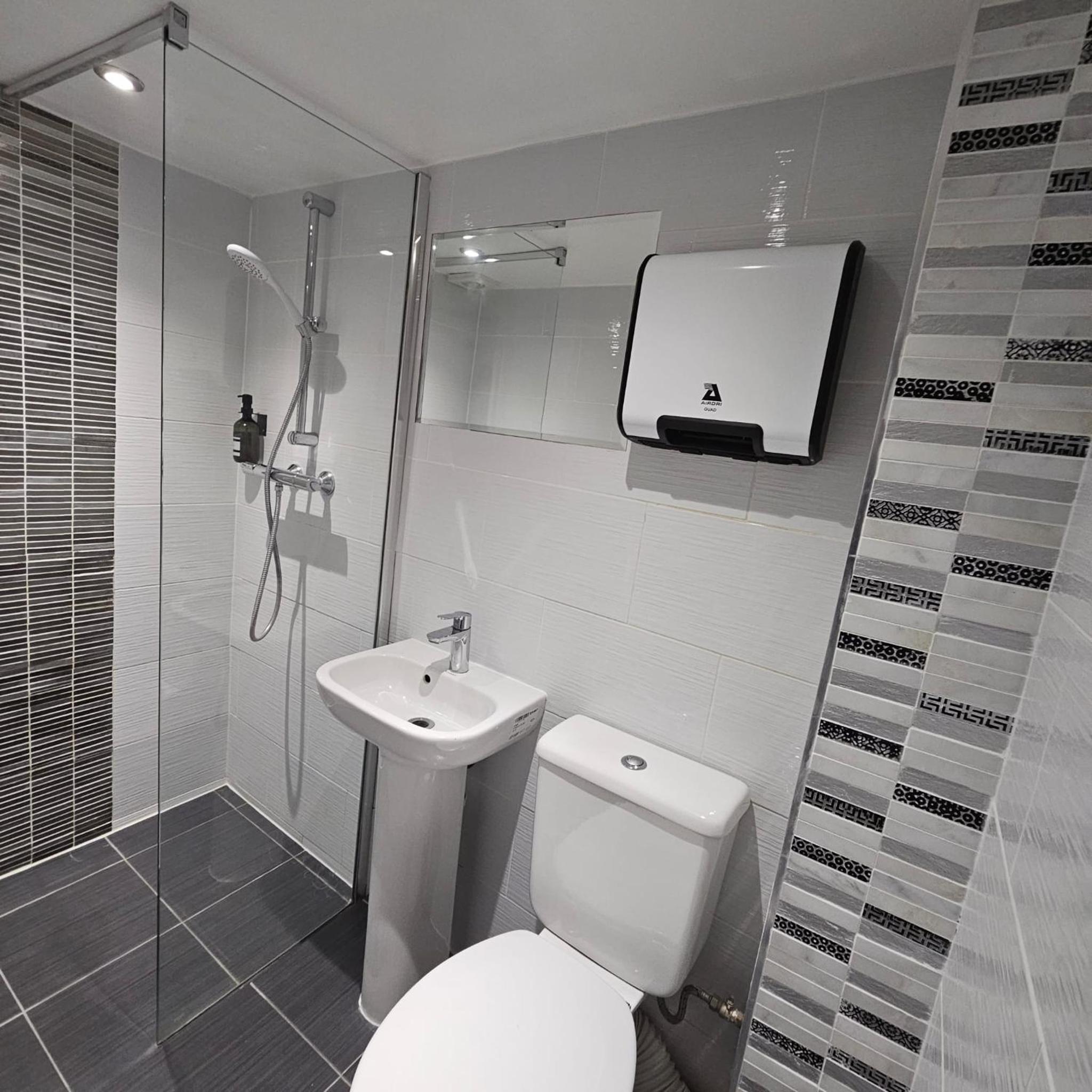 Small Double Room En-Suite Lower Ground Floor