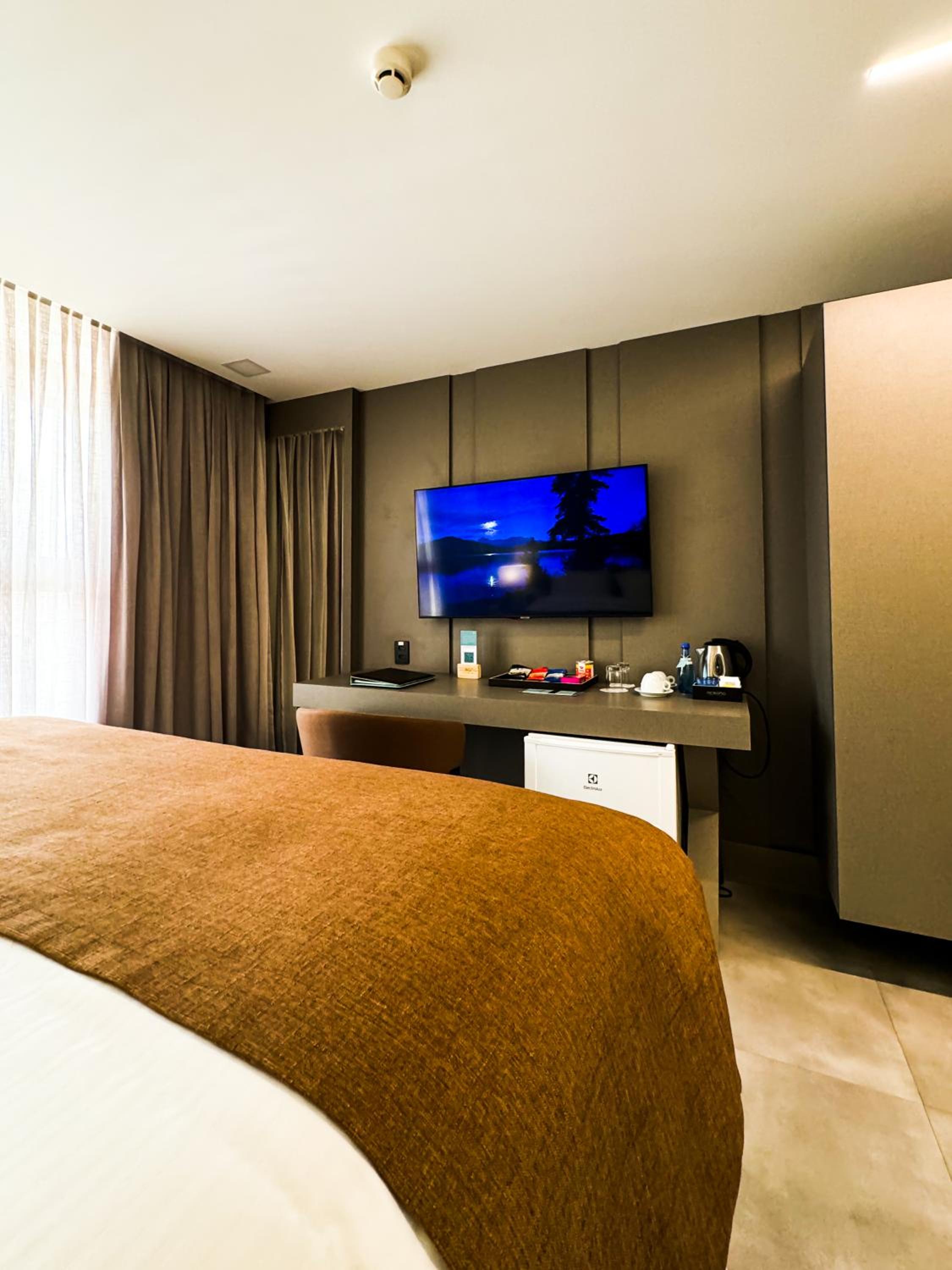 Deluxe Double Room with Side Sea View