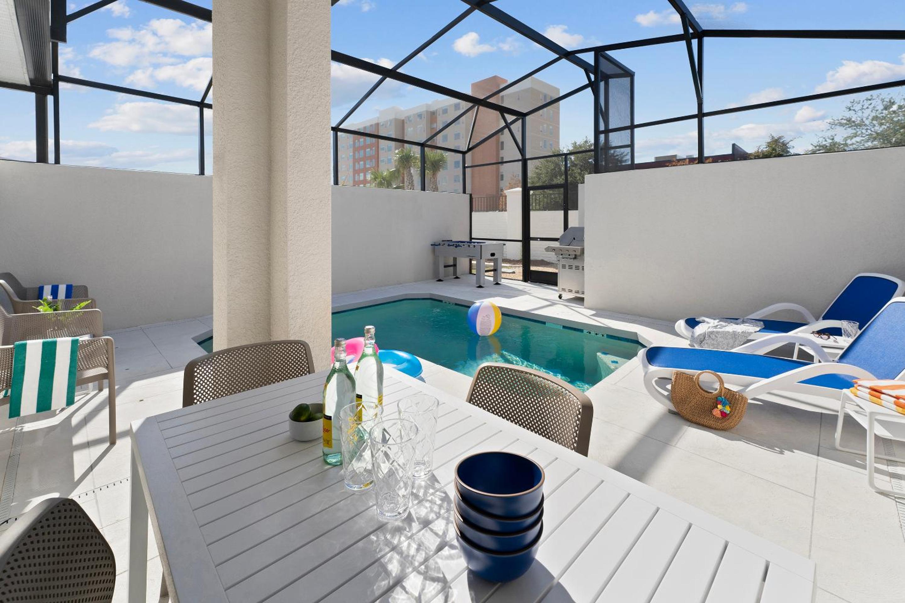 5 Bedroom Townhome with Kitchen, Living Lounge with Private Pool