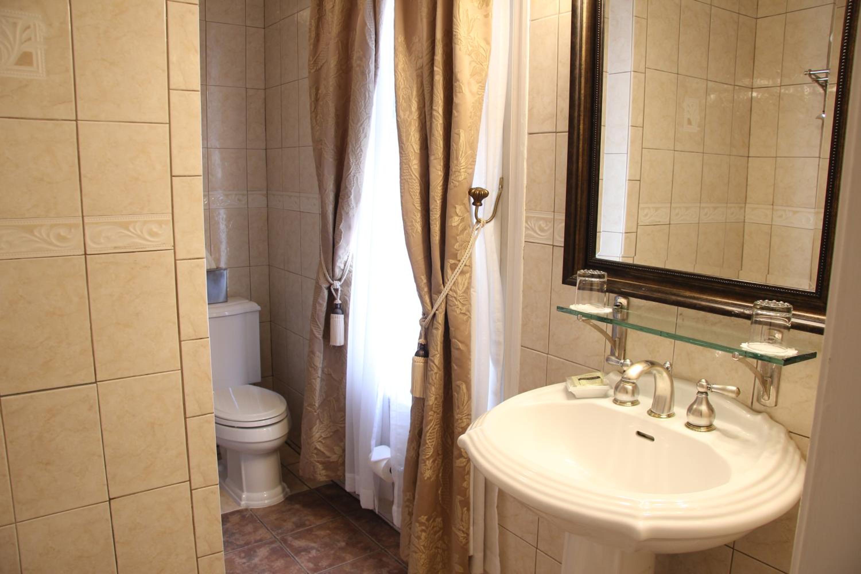 Queen Room with Garden View