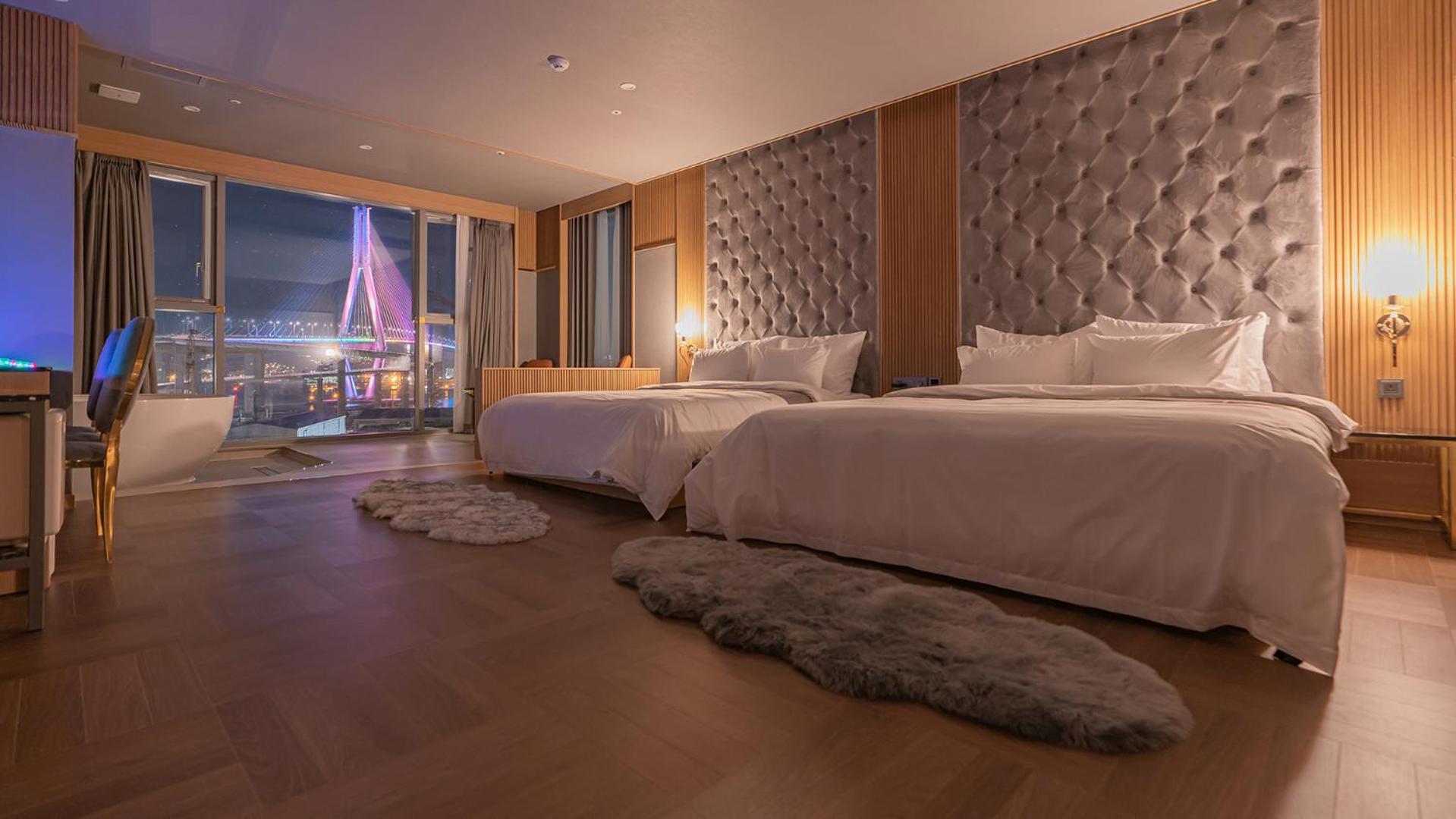 Premium Twin Room with Bridge View