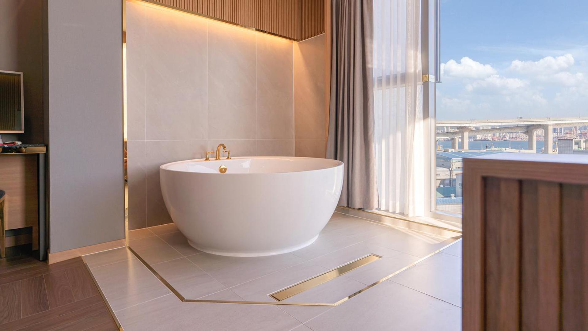 Premium Twin Room with Bridge View