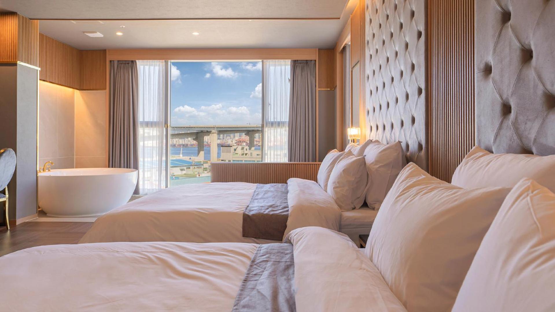 Premium Twin Room with Bridge View