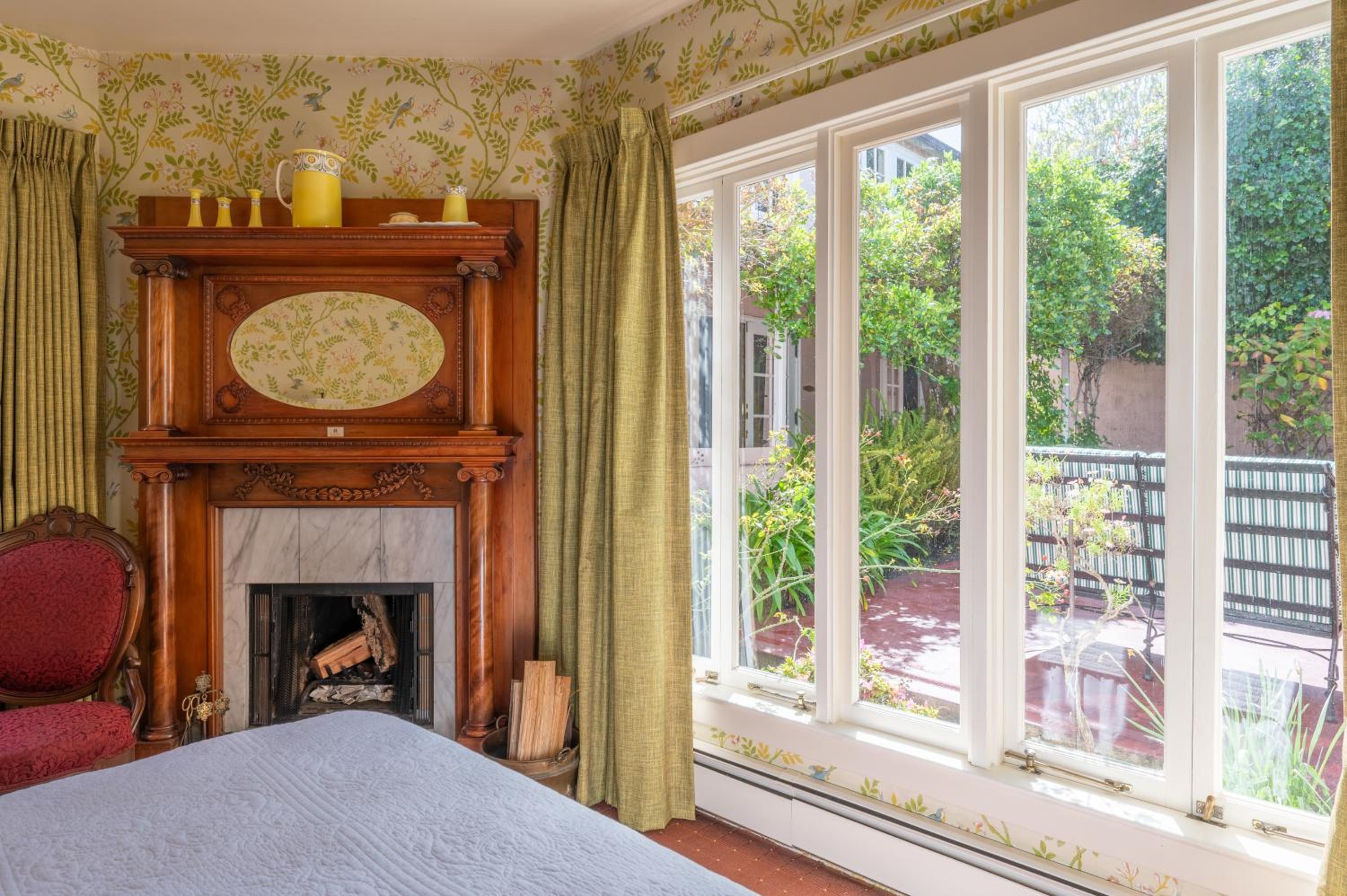 Queen Room with Fireplace and Garden View