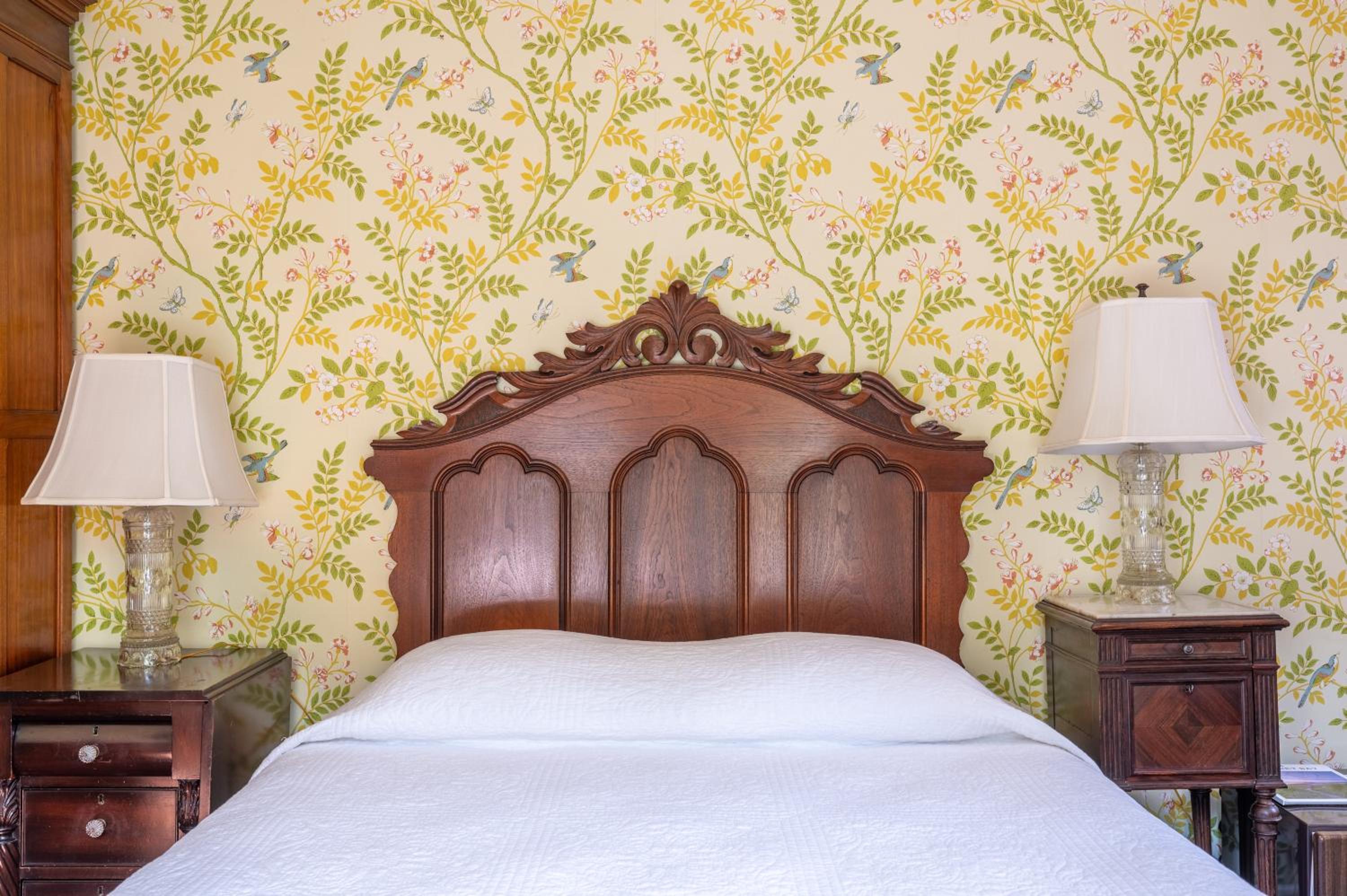 Queen Room with Fireplace and Garden View