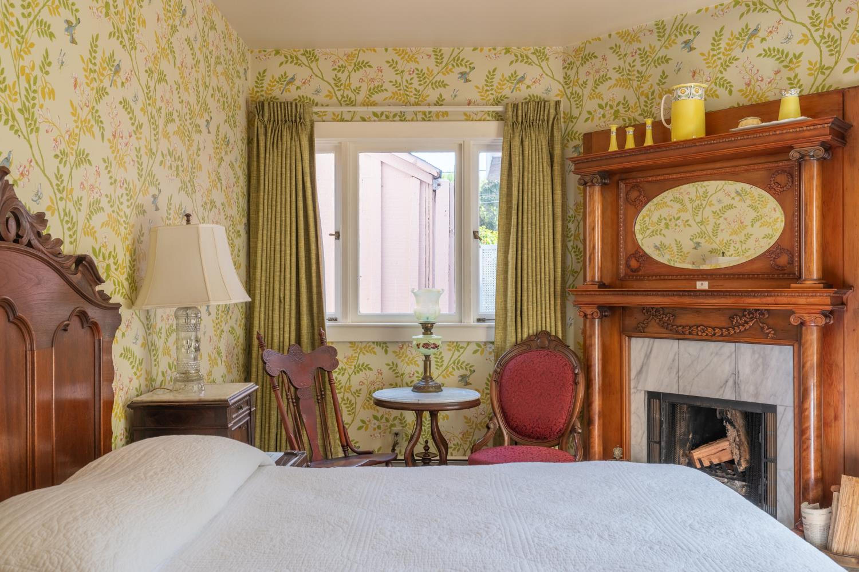 Queen Room with Fireplace and Garden View