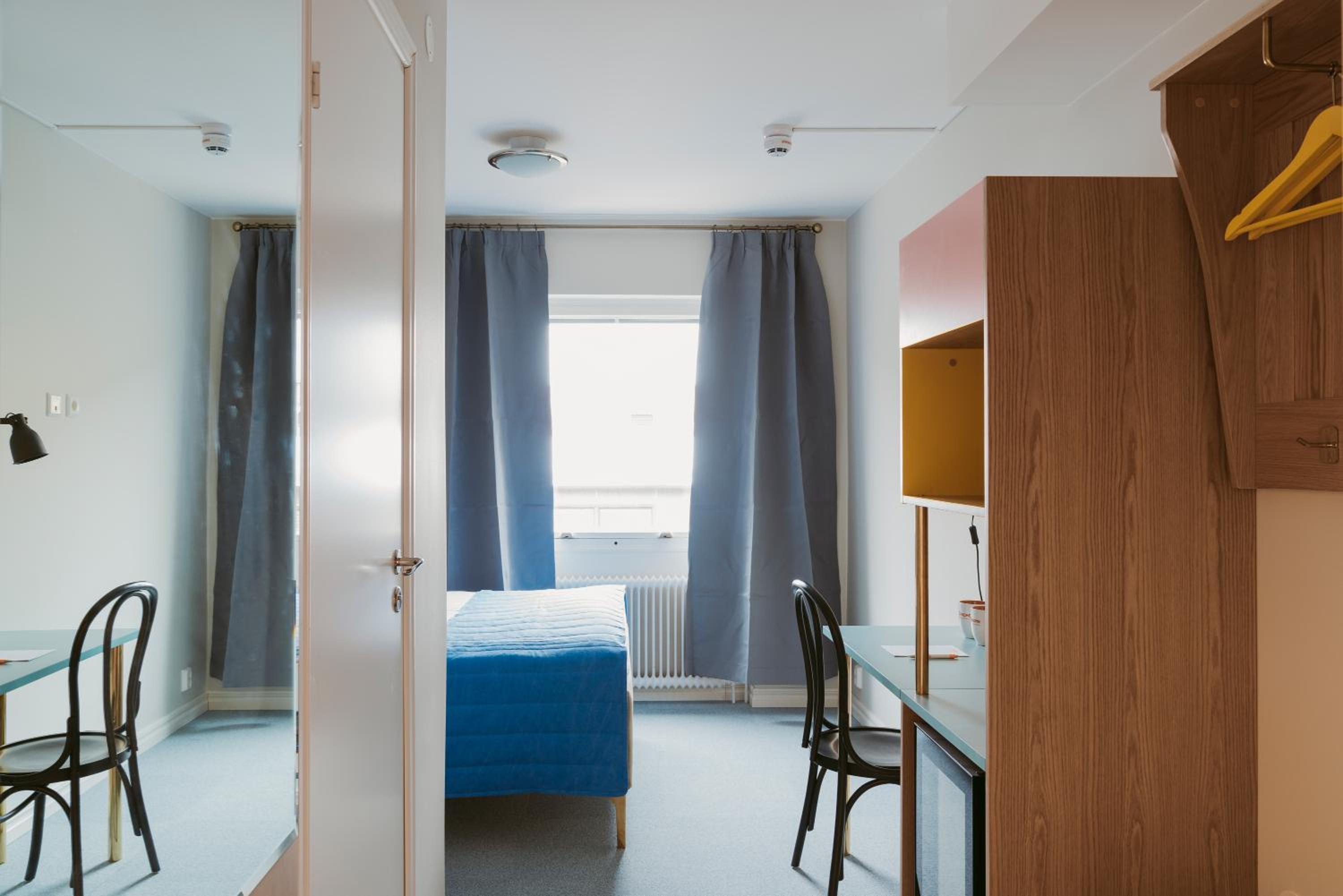 Small Double (55 in bed)