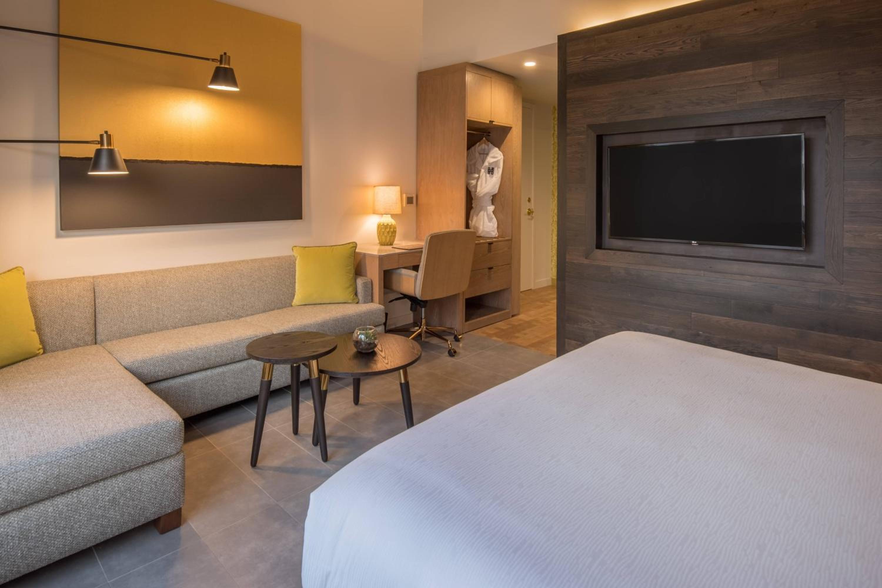 Premium King Room with City View