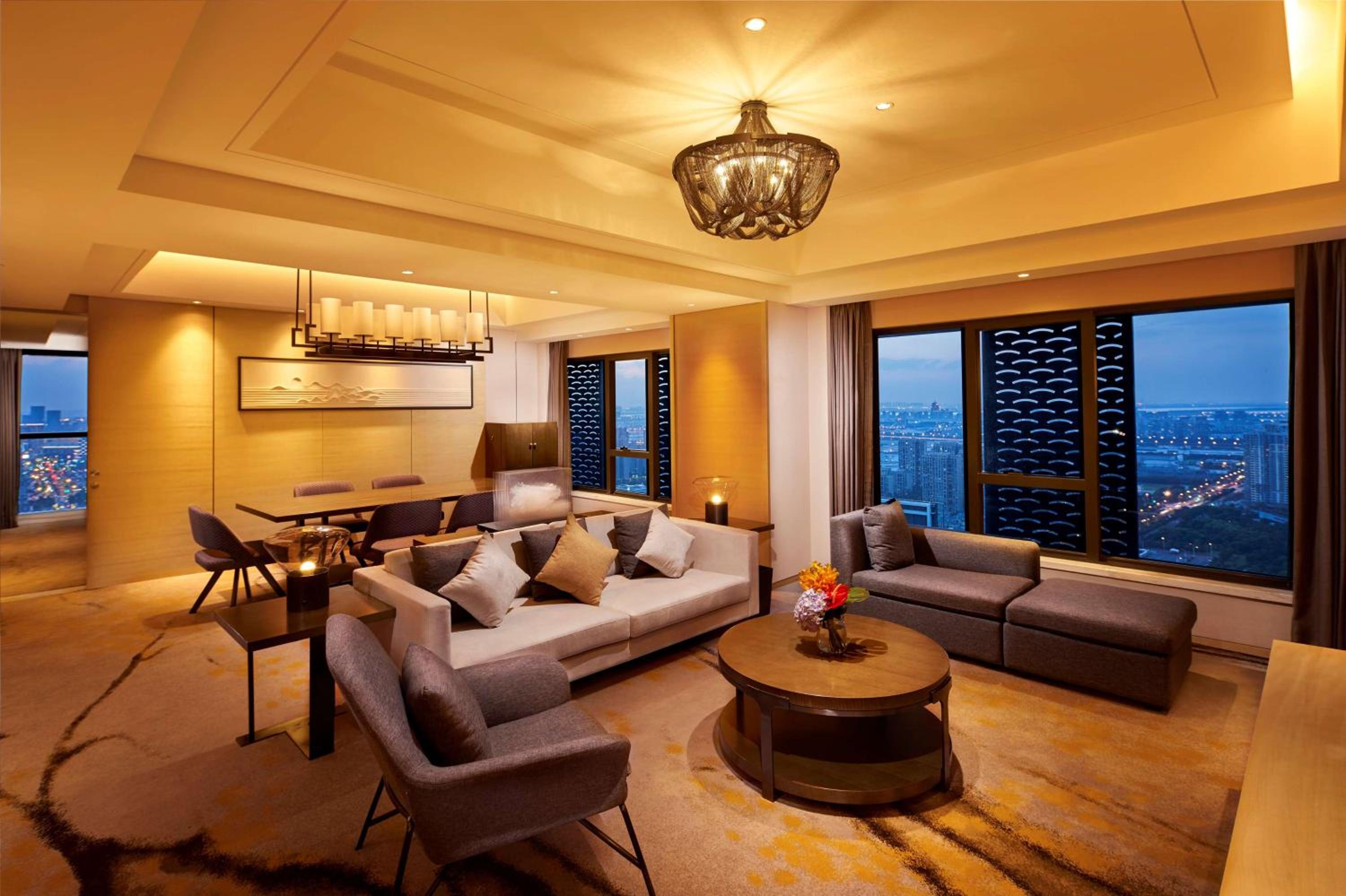 Deluxe King Suite - Lounge Access