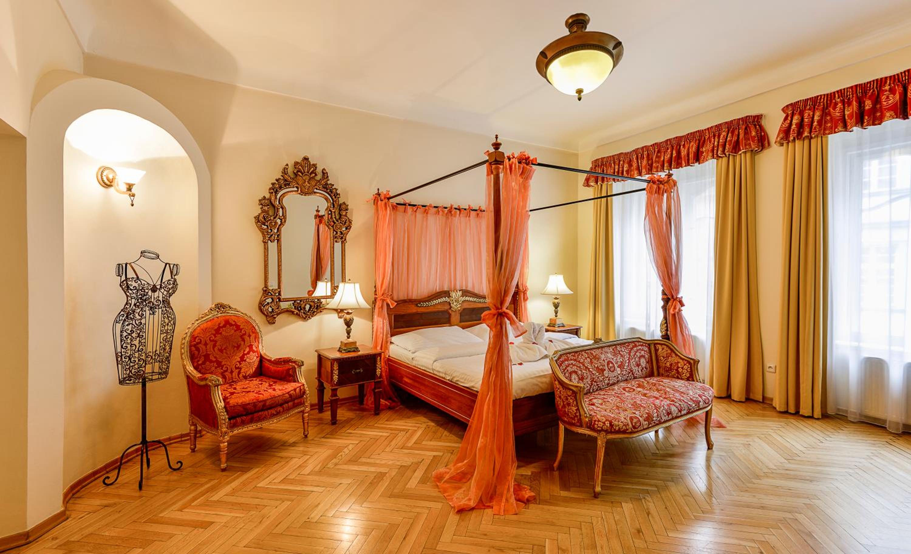 Queen Deluxe Room with Street View