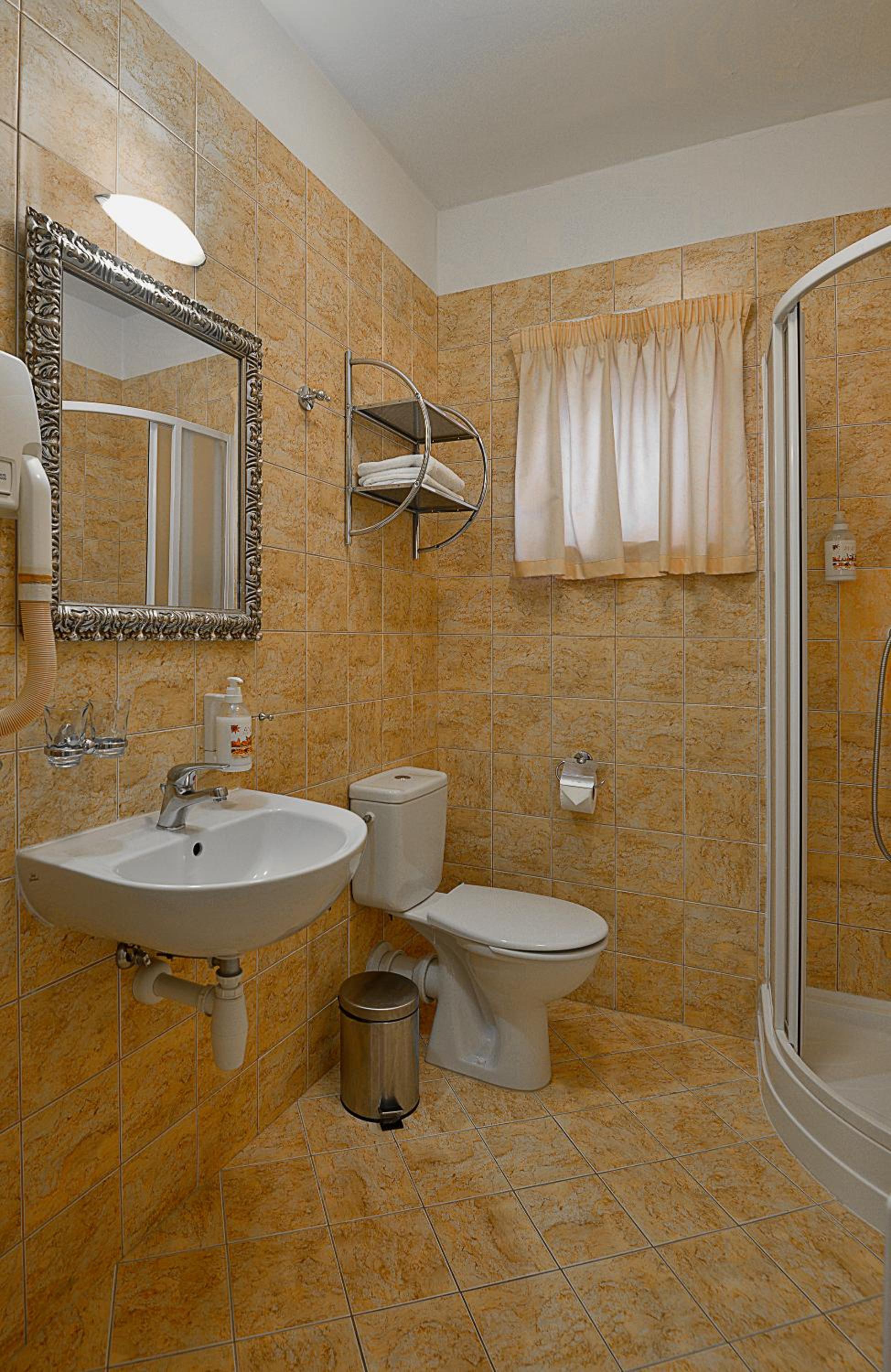 Queen Deluxe Room with Street View