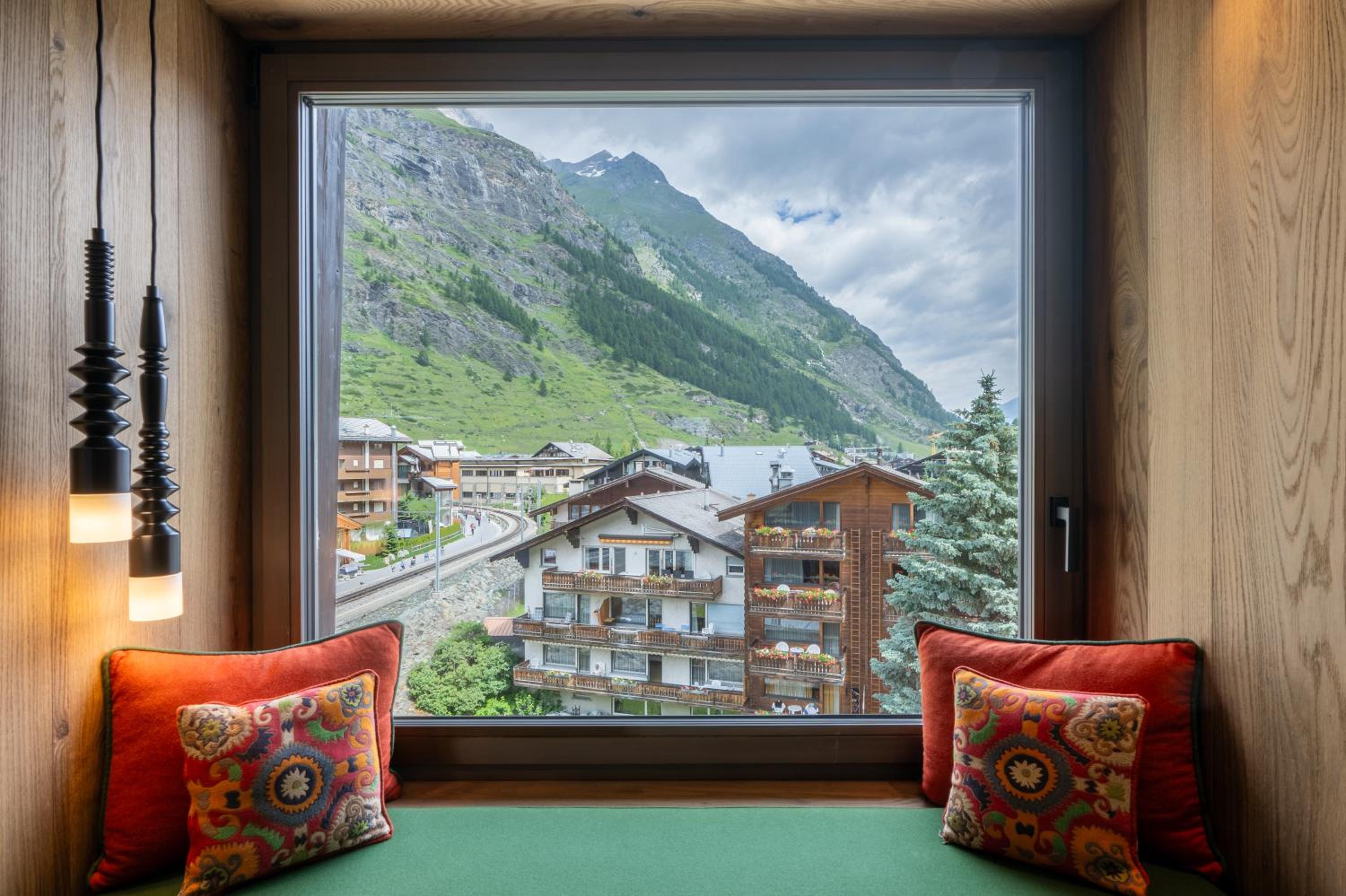 Deluxe Suite with Jacuzzi and Matterhorn View