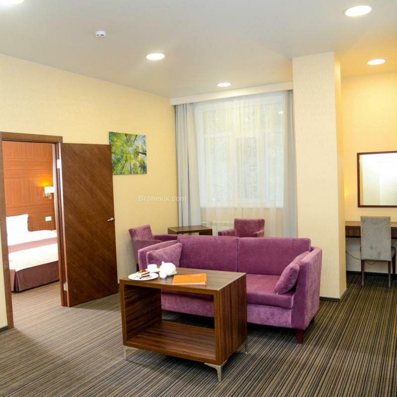 Люкс с одной большой кроватью